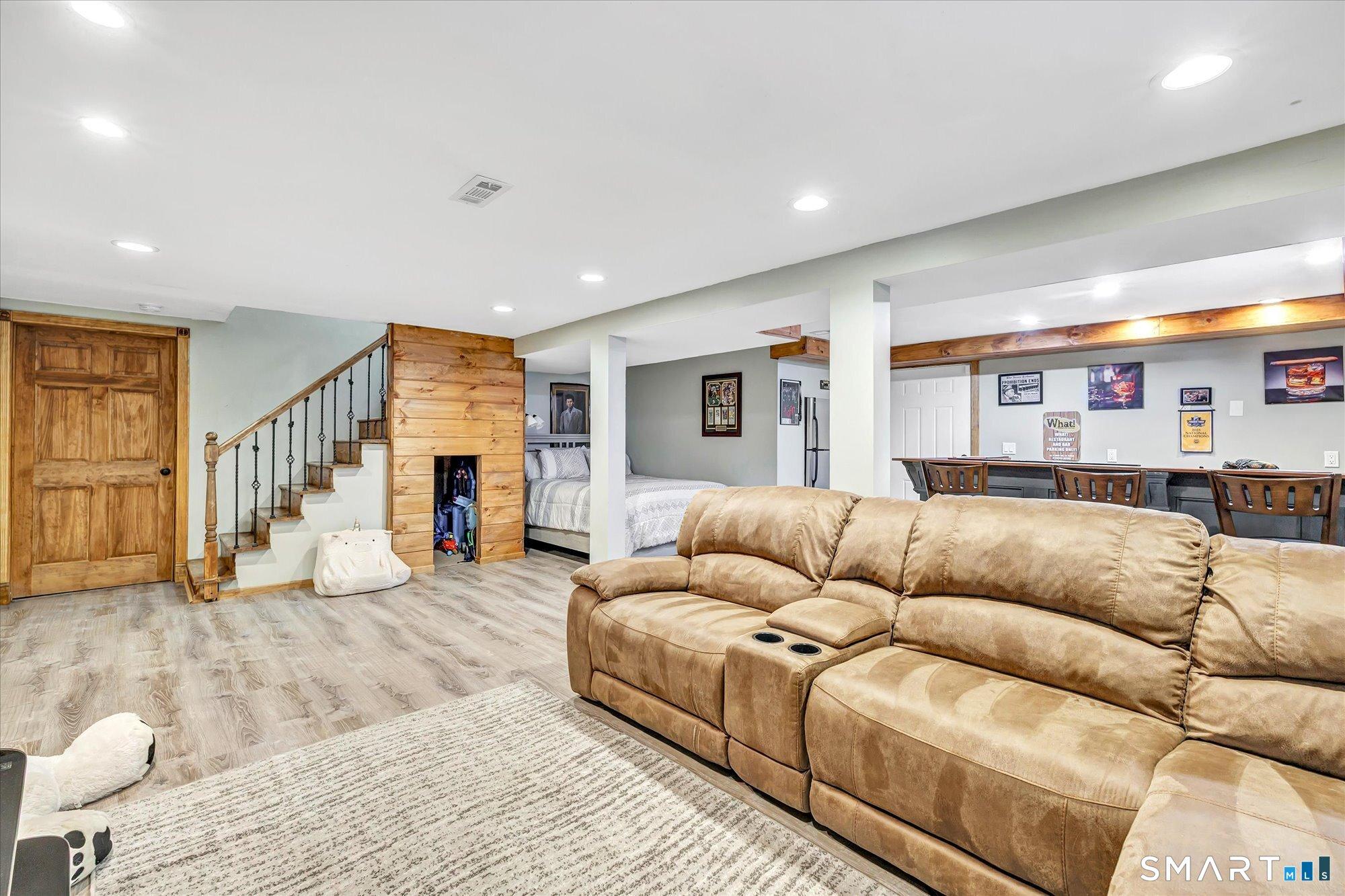 Milford, Connecticut, 06461, United States, 3 Bedrooms Bedrooms, ,3 BathroomsBathrooms,Residential,For Sale,2012517