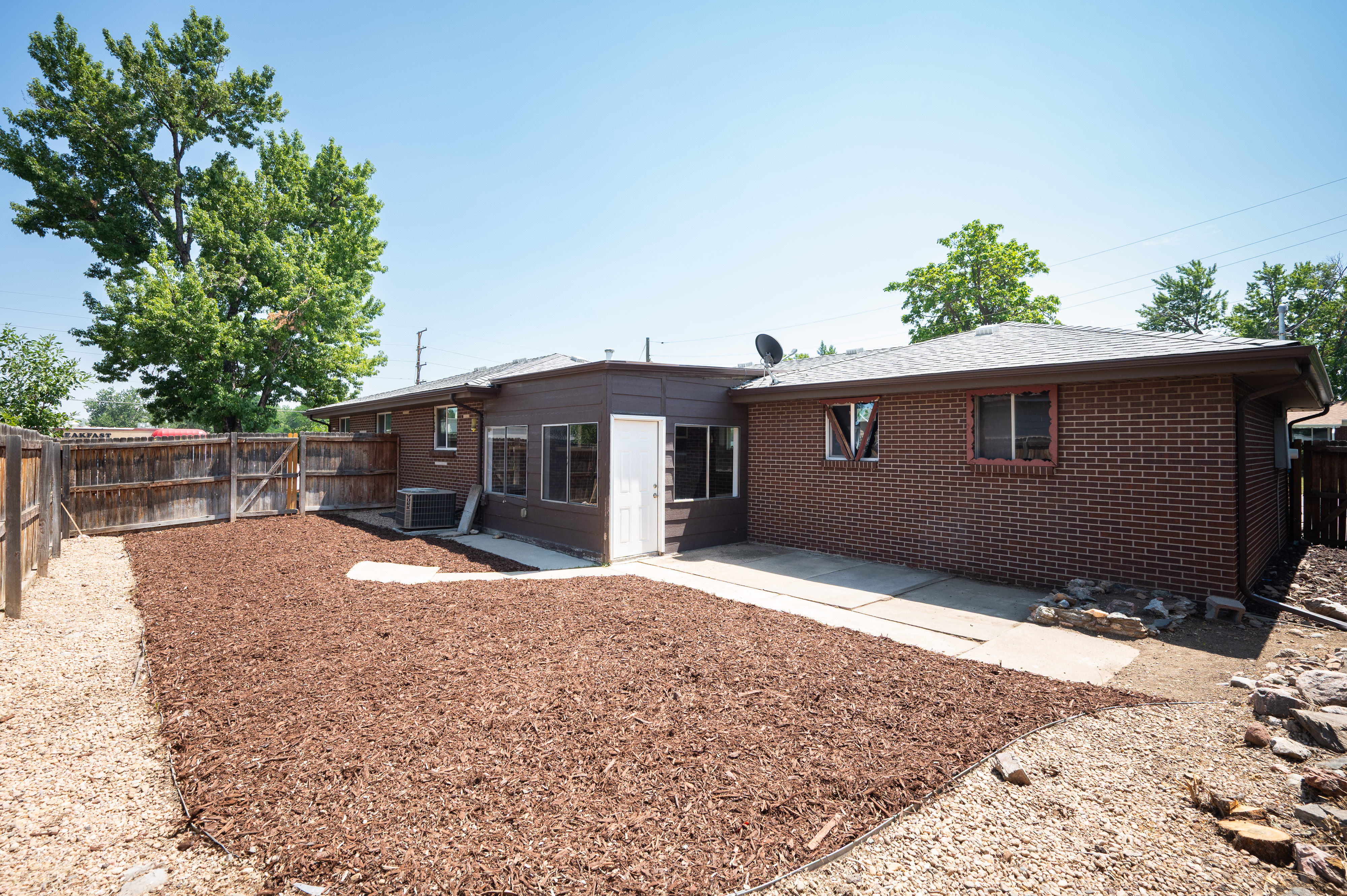  All Brick Ranch Home Offering Residential Comfort with Commercial Potential - 物件實景
