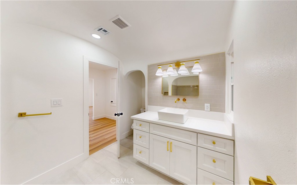 LOS ANGELES, California, 90018, United States, 3 Bedrooms Bedrooms, ,2 BathroomsBathrooms,Residential,For Sale,1747576