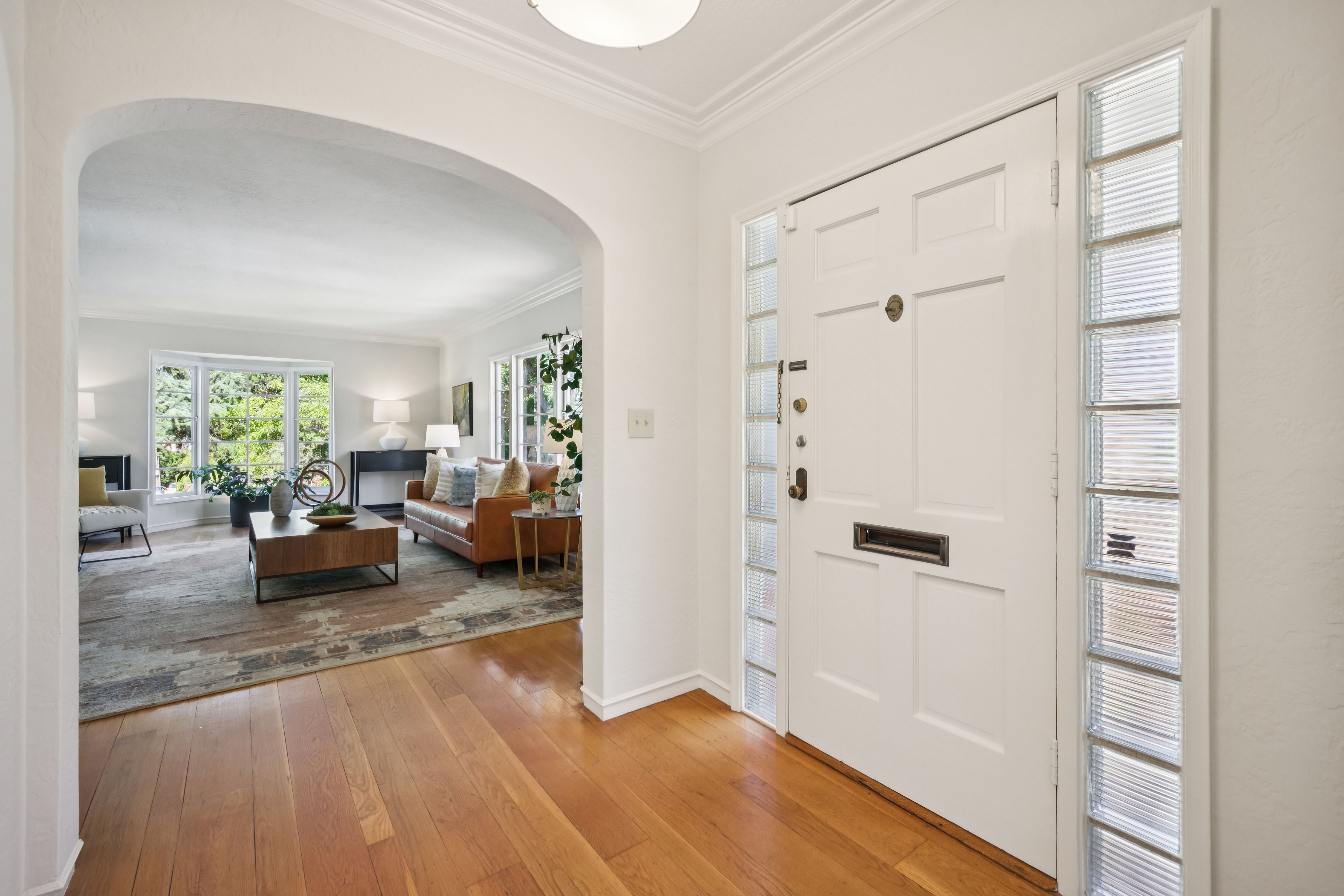  Spacious Corner-Lot Residence Offering Flexible Living Near Lake Merritt - 物件實景