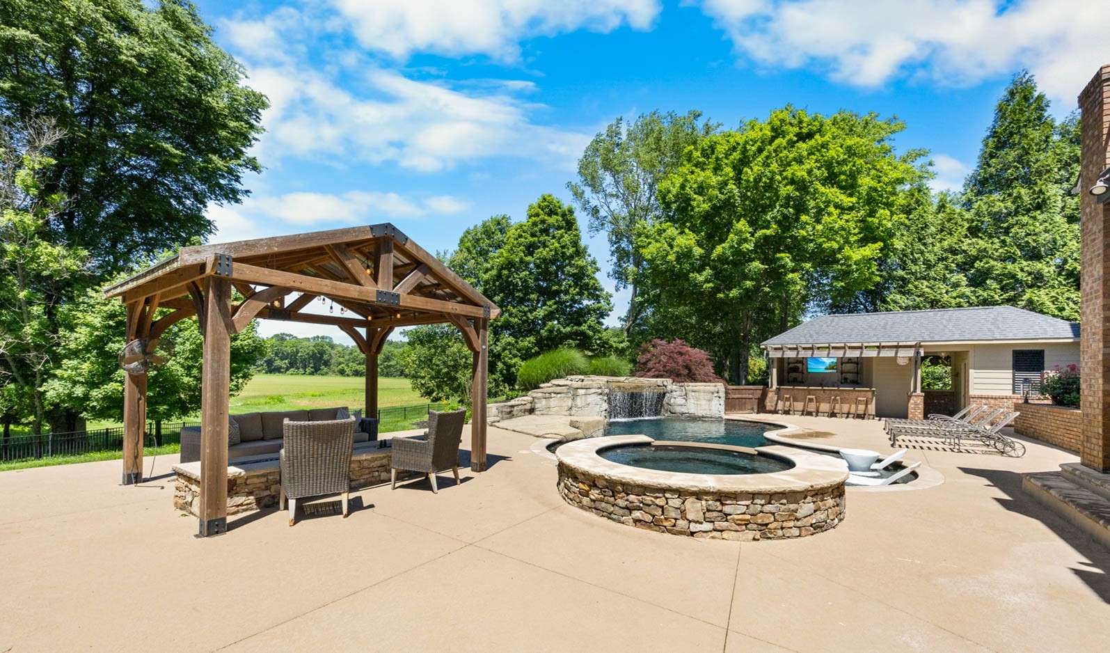 Clarksville, Tennessee, 37043, United States, 4 Bedrooms Bedrooms, ,5 BathroomsBathrooms,Residential,For Sale,1997798