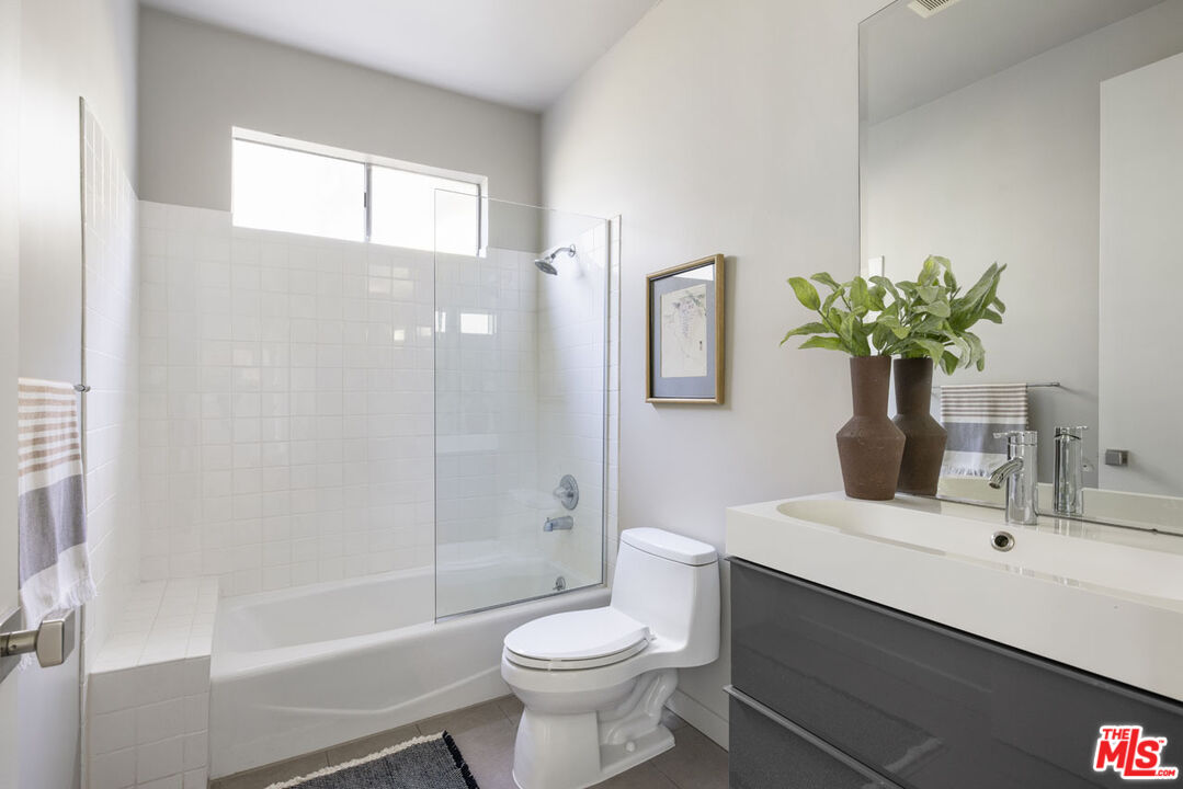 Los Angeles, California, 90039, United States, 3 Bedrooms Bedrooms, ,4 BathroomsBathrooms,Residential,For Sale,1934382