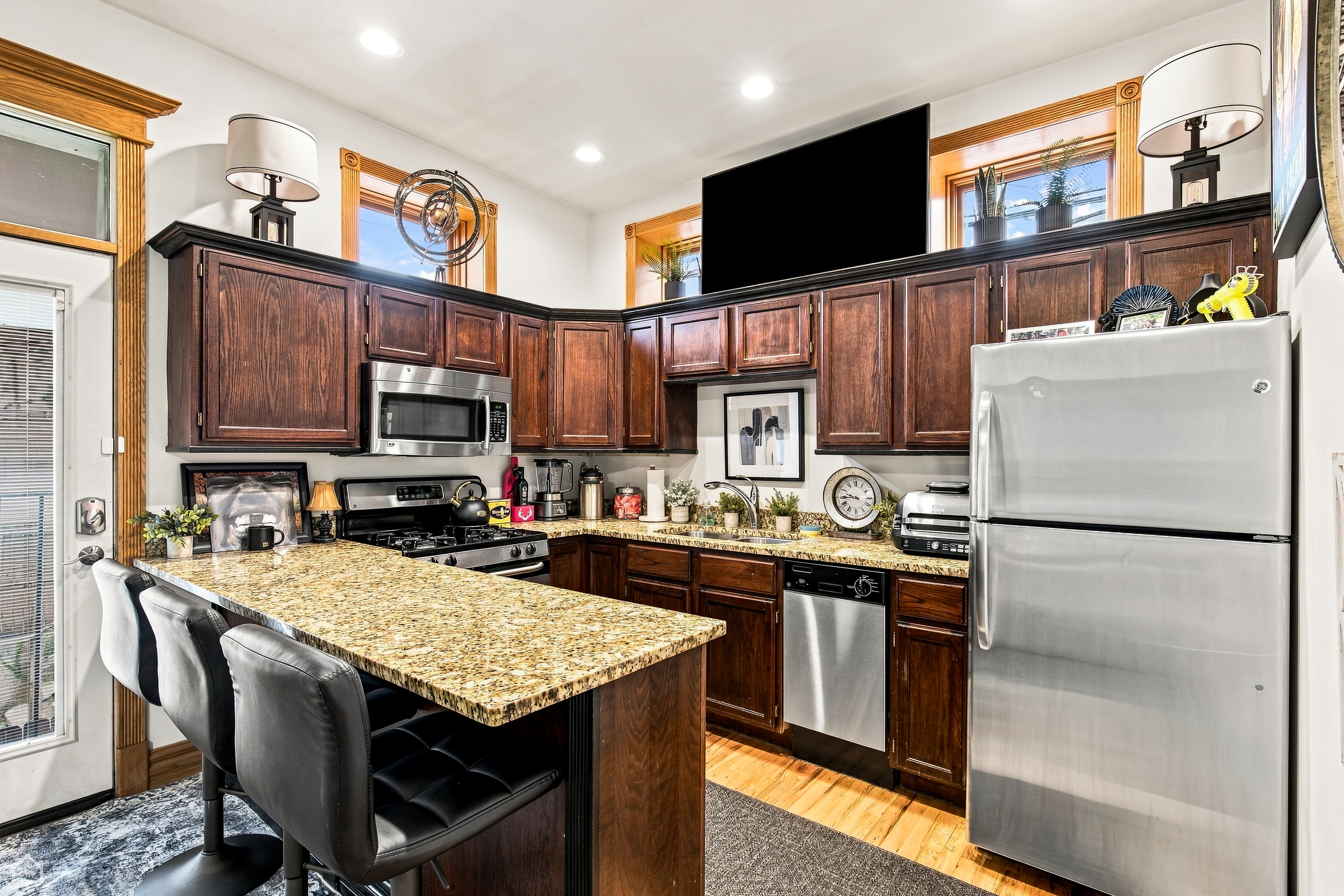  Excellent Opportunity to Own a Classic Chicago Brick Three-Flat - 物件實景