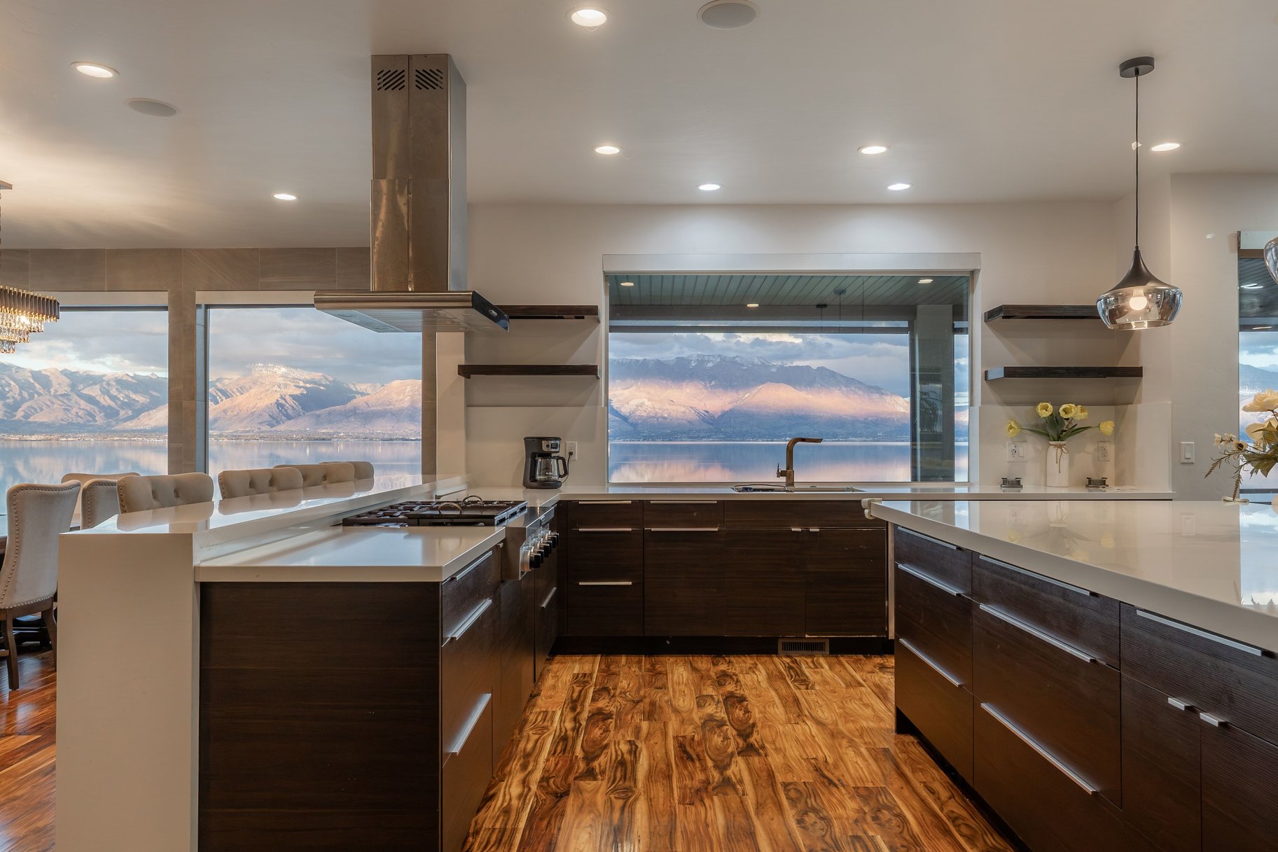 Modern Lakefront Retreat with Breathtaking Lake and Mountain Views - 物件實景