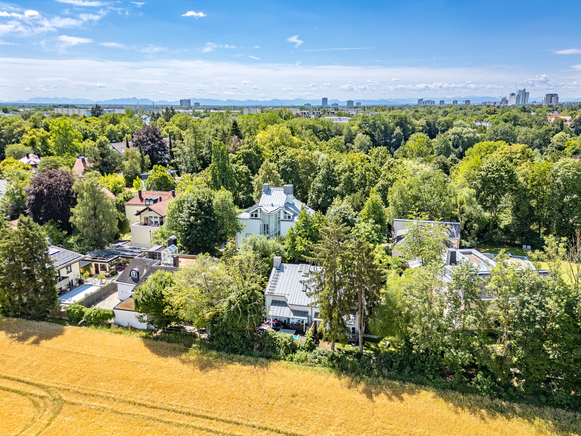  Living Between Nature and the City – Semi-Detached House with a Pool - 物件實景