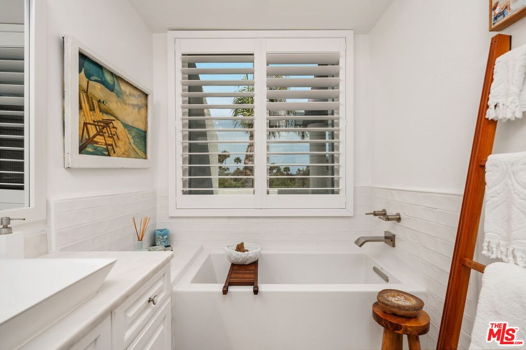 Malibu, California, 90265, United States, 3 Bedrooms Bedrooms, ,3 BathroomsBathrooms,Residential,For Sale,1807651
