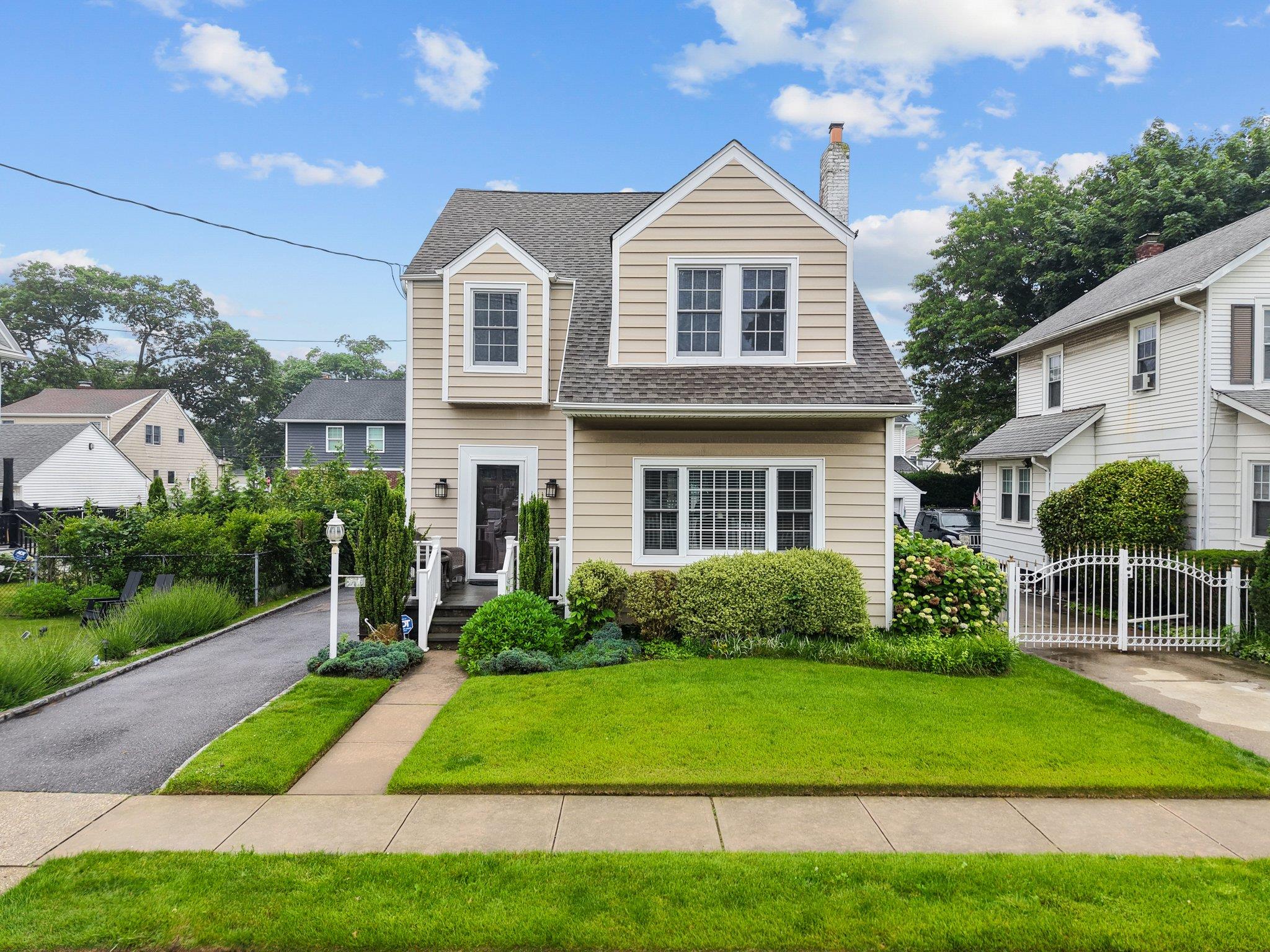 Rockville Centre, New York, 11570, United States, 4 Bedrooms Bedrooms, ,2 BathroomsBathrooms,Residential,For Sale,1928749