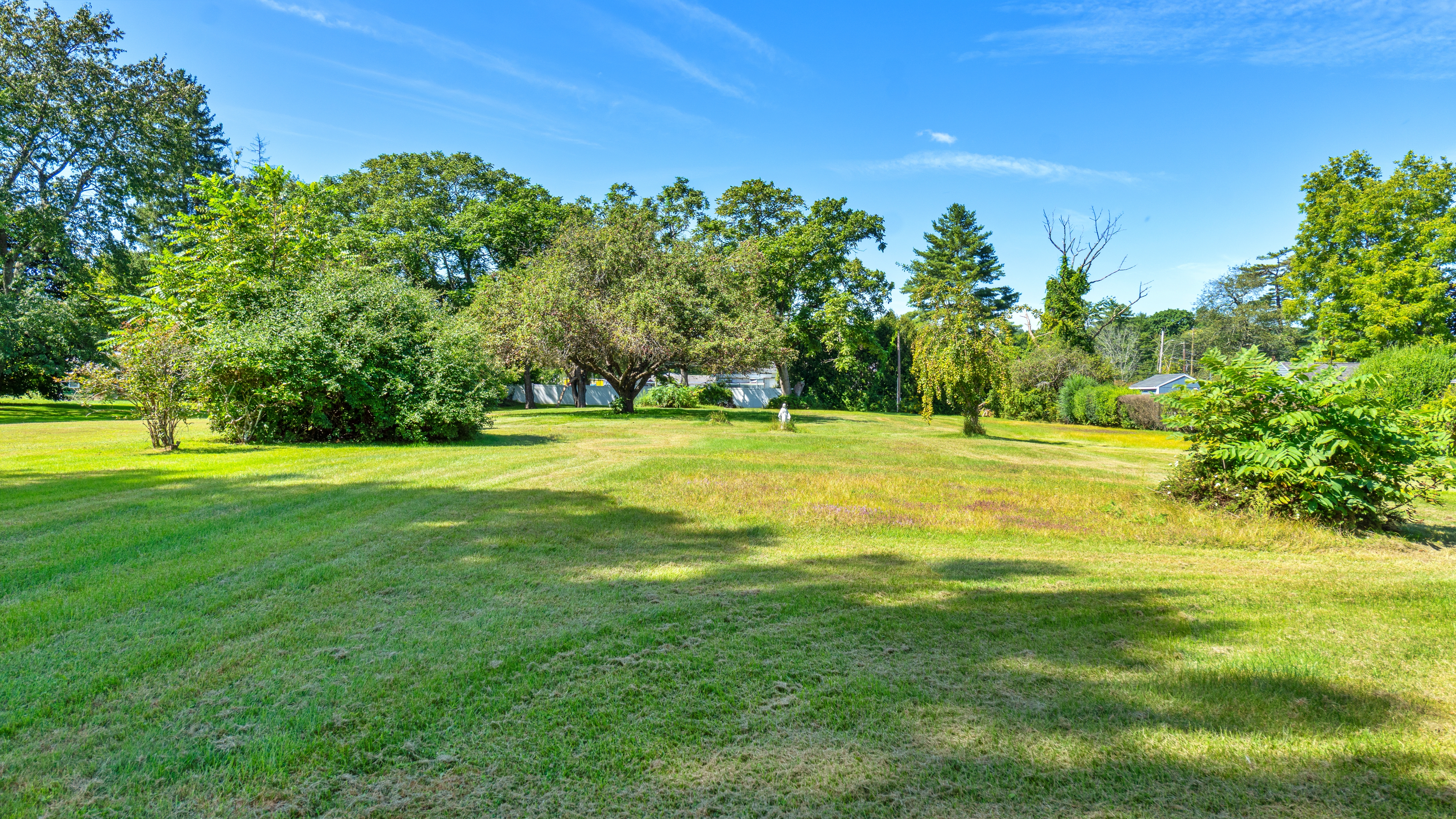  CHARMING IN-TOWN CAPE ON SPACIOUS LOT WITH INGROUND POOL - 物件實景