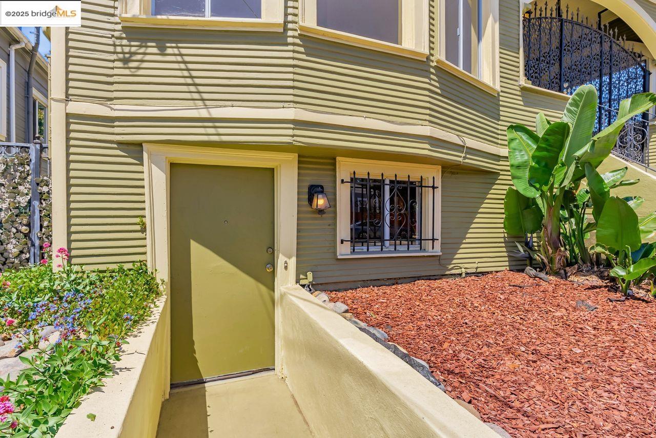 Oakland, California, 94608, United States, 6 Bedrooms Bedrooms, ,3 BathroomsBathrooms,Residential,For Sale,1939780