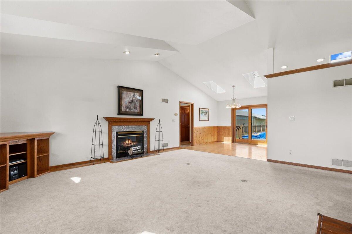 Hubbard, Wisconsin, 53035, United States, 4 Bedrooms Bedrooms, ,4 BathroomsBathrooms,Residential,For Sale,1885428