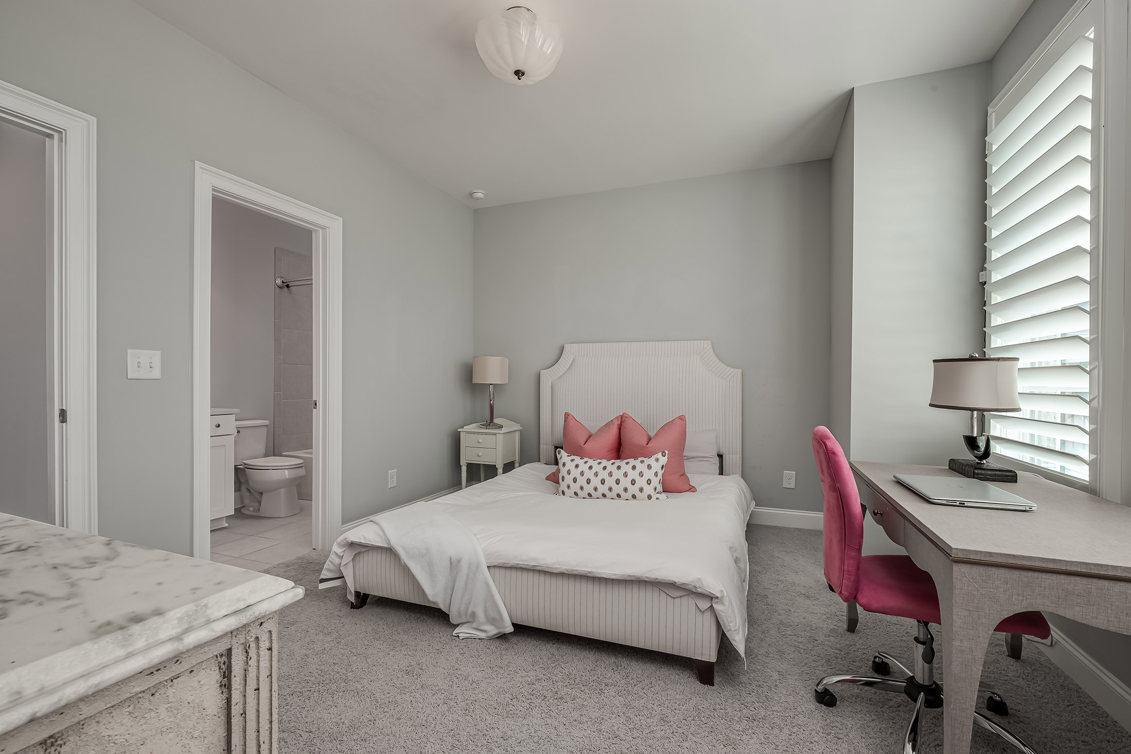  Sophisticated, Impeccably Maintained and Thoughtfully Upgraded Townhome - 物件實景