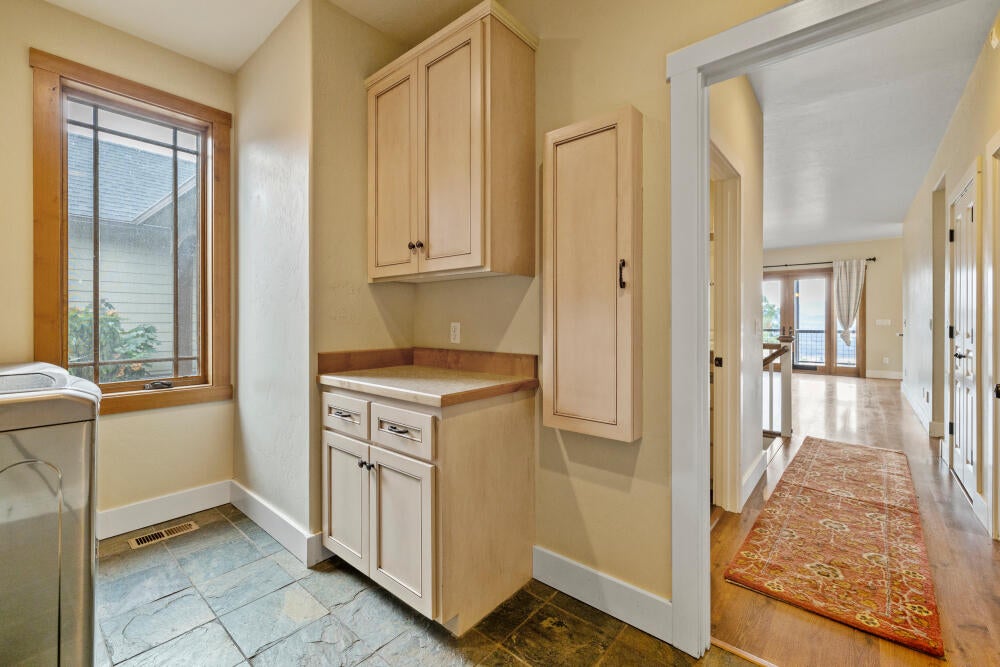 Klamath Falls, Oregon, 97601, United States, 4 Bedrooms Bedrooms, ,3 BathroomsBathrooms,Residential,For Sale,1987766