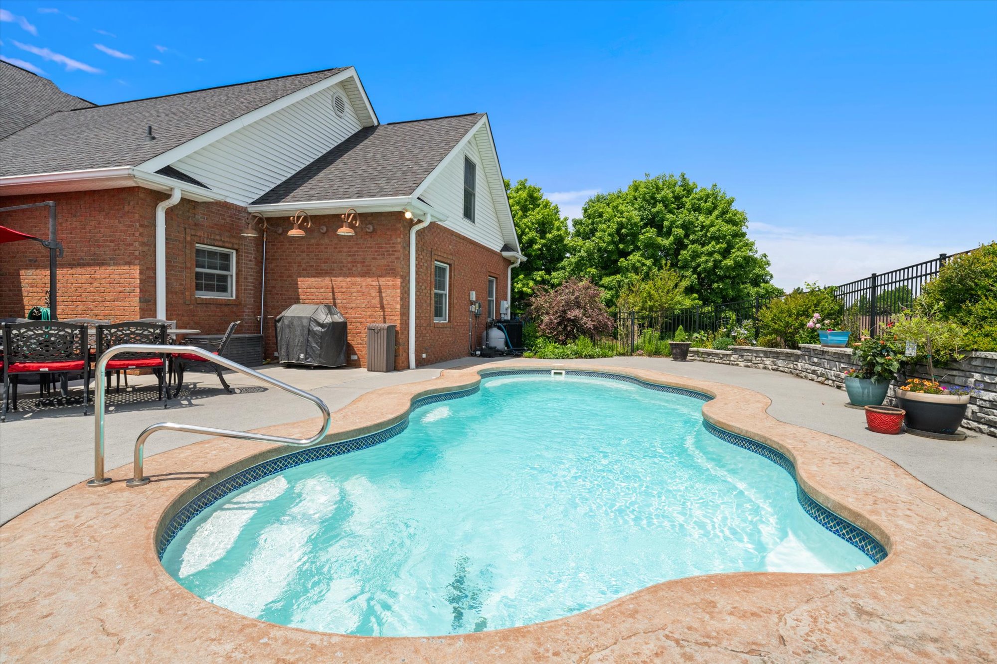 Sevierville, Tennessee, 37876-5201, United States, 3 Bedrooms Bedrooms, ,4 BathroomsBathrooms,Residential,For Sale,1810595