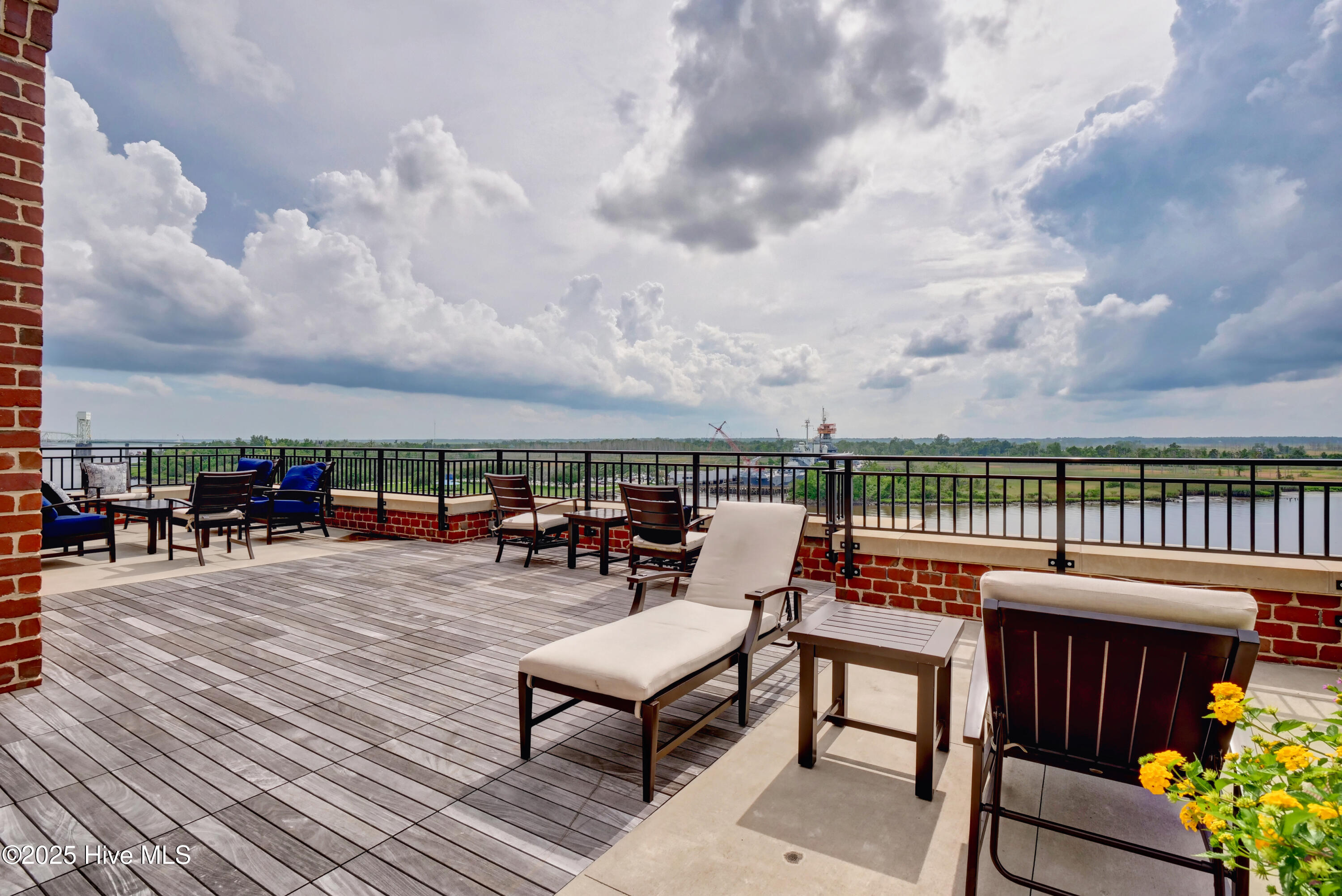Wilmington, North Carolina, 28401, United States, 1 Bedroom Bedrooms, ,2 BathroomsBathrooms,Residential,For Sale,1705504