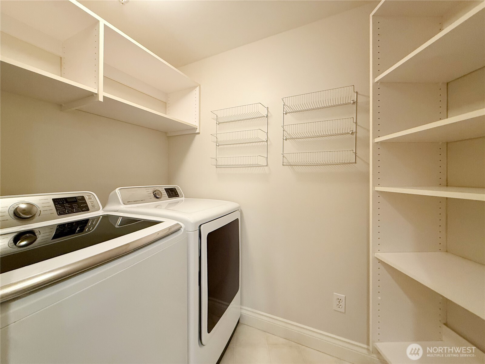 Seattle, Washington, 98199, United States, 2 Bedrooms Bedrooms, ,2 BathroomsBathrooms,Residential,For Sale,1998724