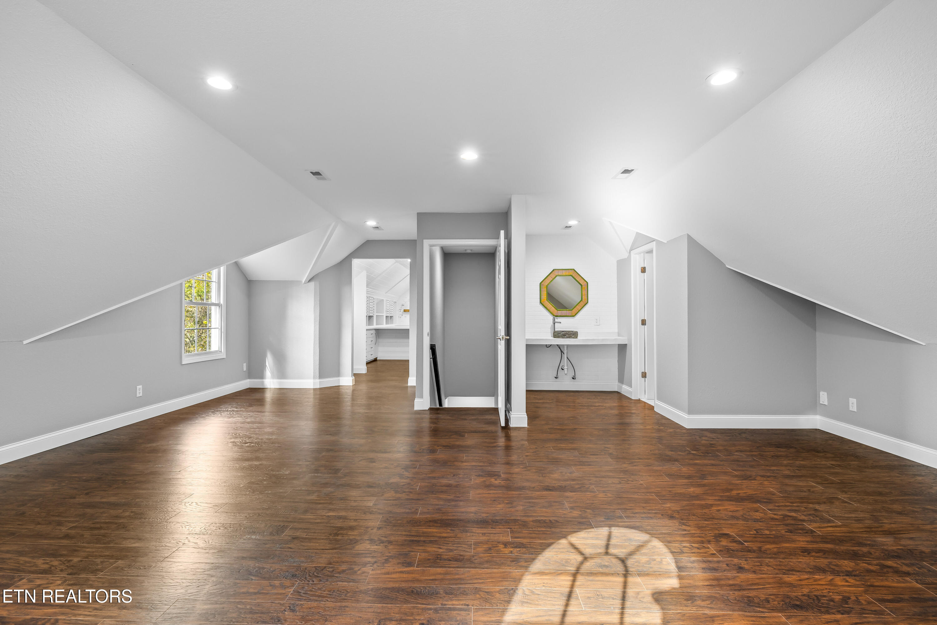 Maryville, Tennessee, 37803, United States, 4 Bedrooms Bedrooms, ,5 BathroomsBathrooms,Residential,For Sale,1984597