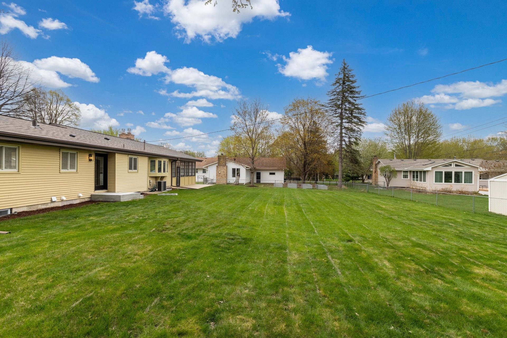  Turnkey Mid-Century Near Brookside Park - 物件實景