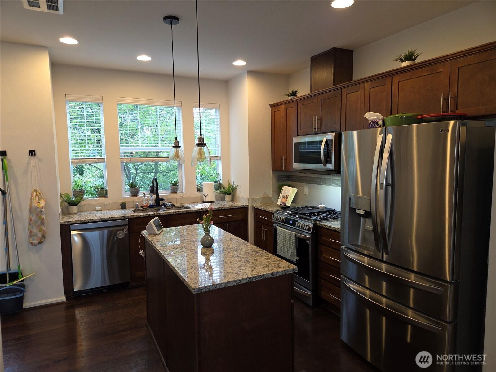 EVERETT, Washington, 98208, United States, 2 Bedrooms Bedrooms, ,3 BathroomsBathrooms,Residential,For Sale,1896693