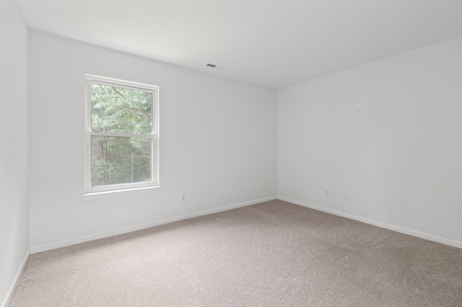 Newport News, Virginia, 23602-8360, United States, 5 Bedrooms Bedrooms, ,3 BathroomsBathrooms,Residential,For Sale,1938191
