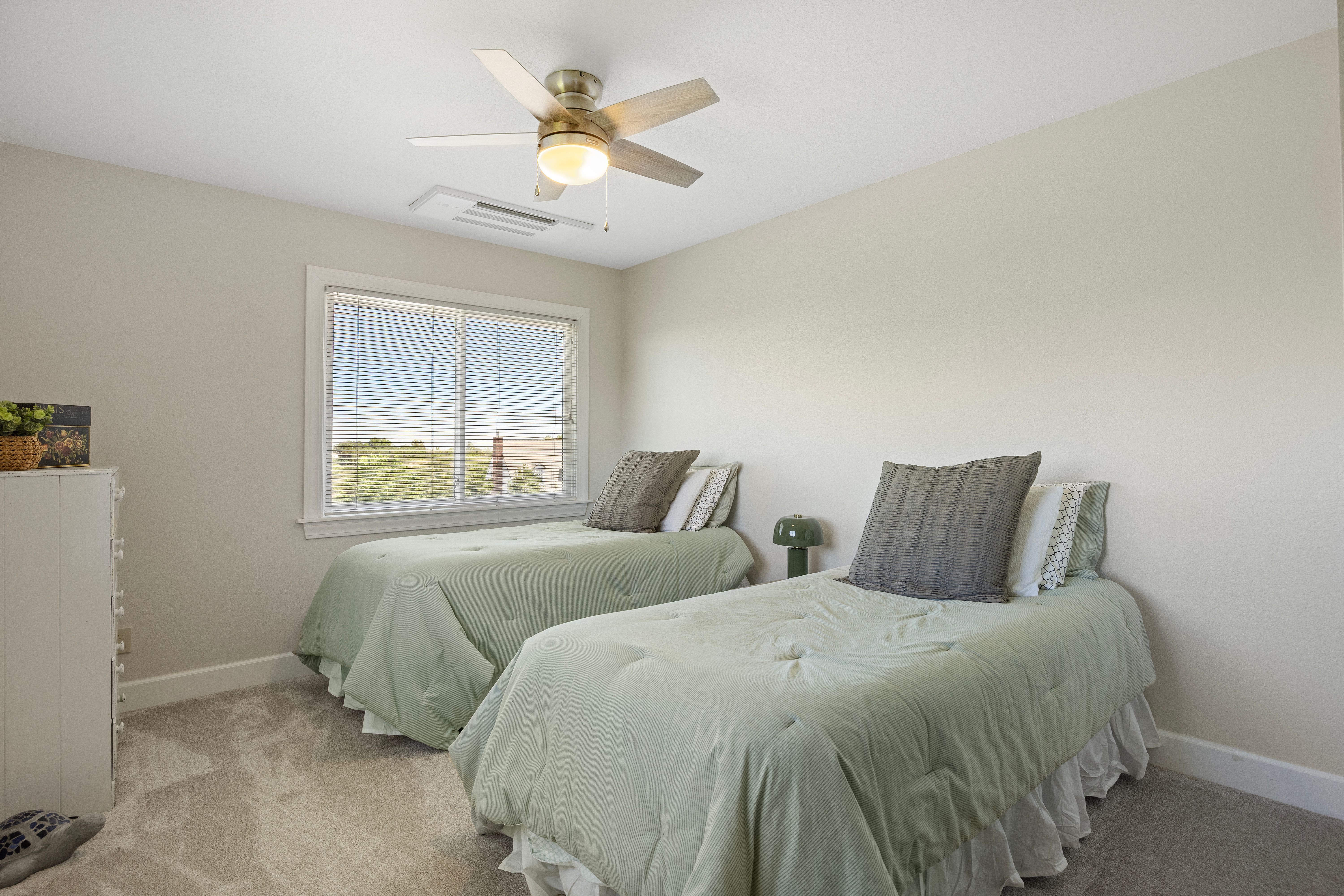  Extensively Renovated 4 Bedroom  4 Bathroom In Highly Desirable Charter Oaks - 物件實景