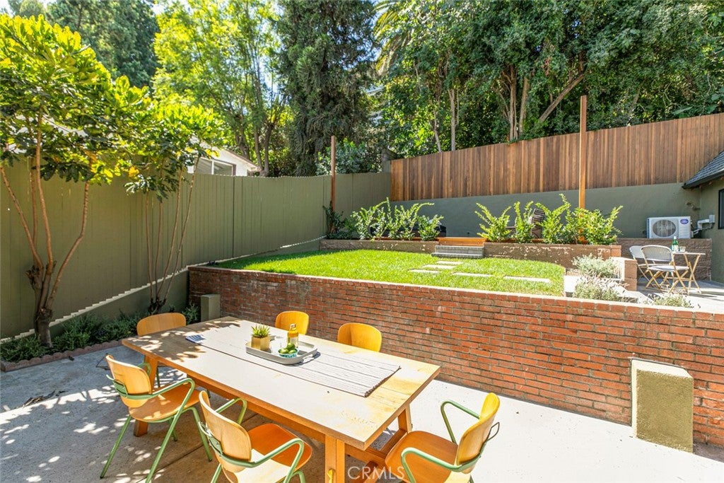 Los Angeles, California, 90027, United States, 4 Bedrooms Bedrooms, ,3 BathroomsBathrooms,Residential,For Sale,1942315