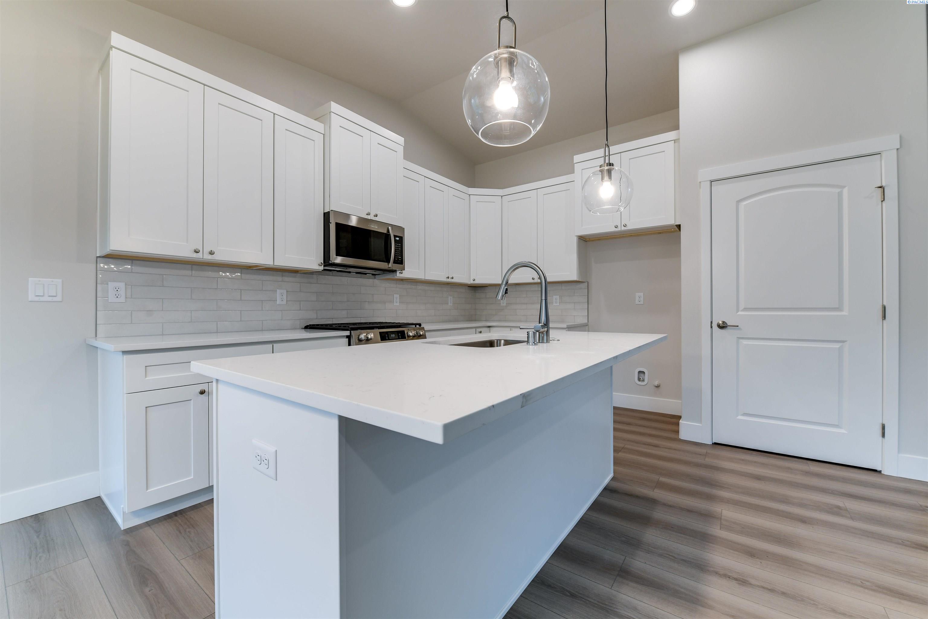 Kennewick, Washington, 99338, United States, 4 Bedrooms Bedrooms, ,1 BathroomBathrooms,Residential,For Sale,1933332