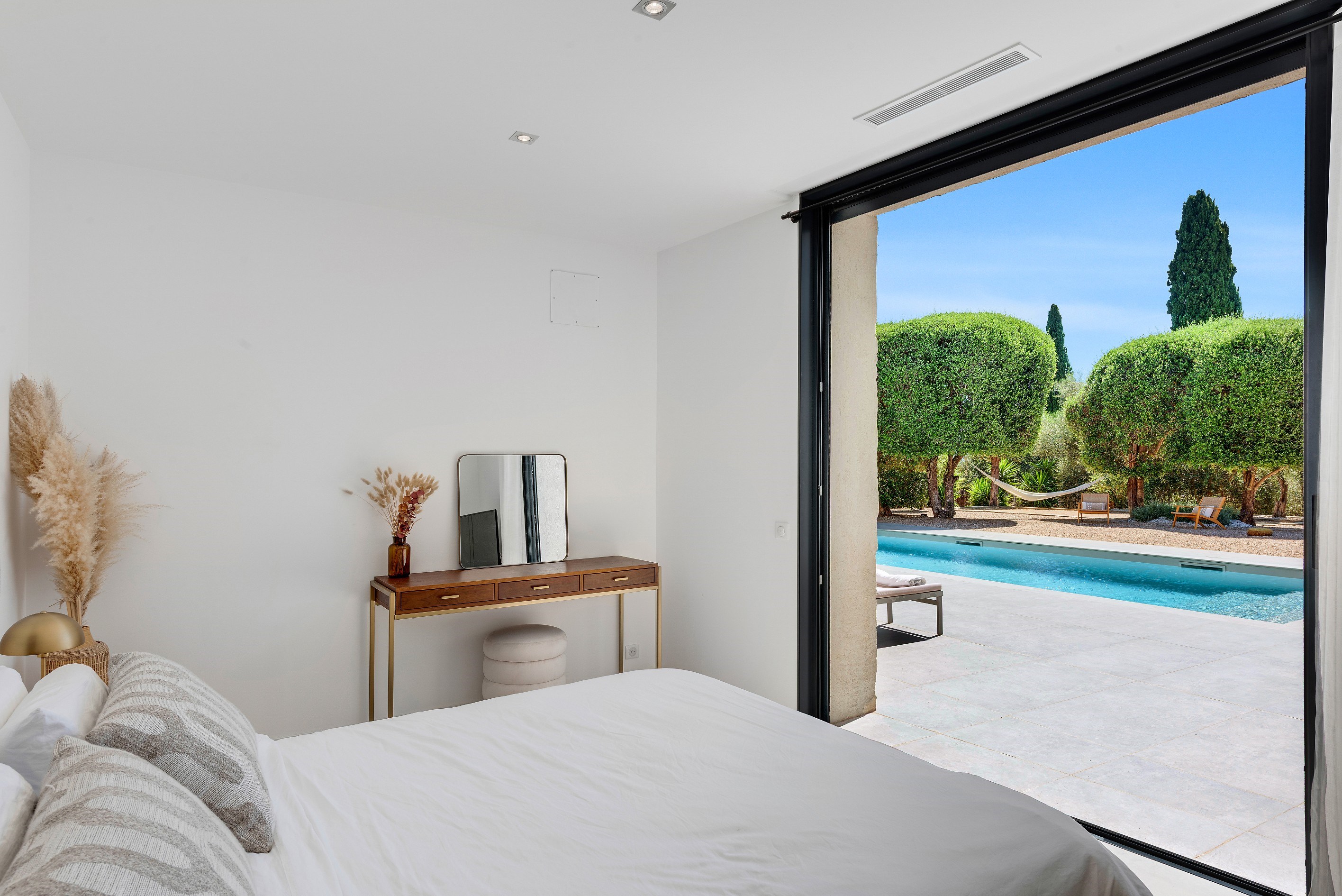  French Riviera estate combining modern architecture and historic stone charm - 物件實景