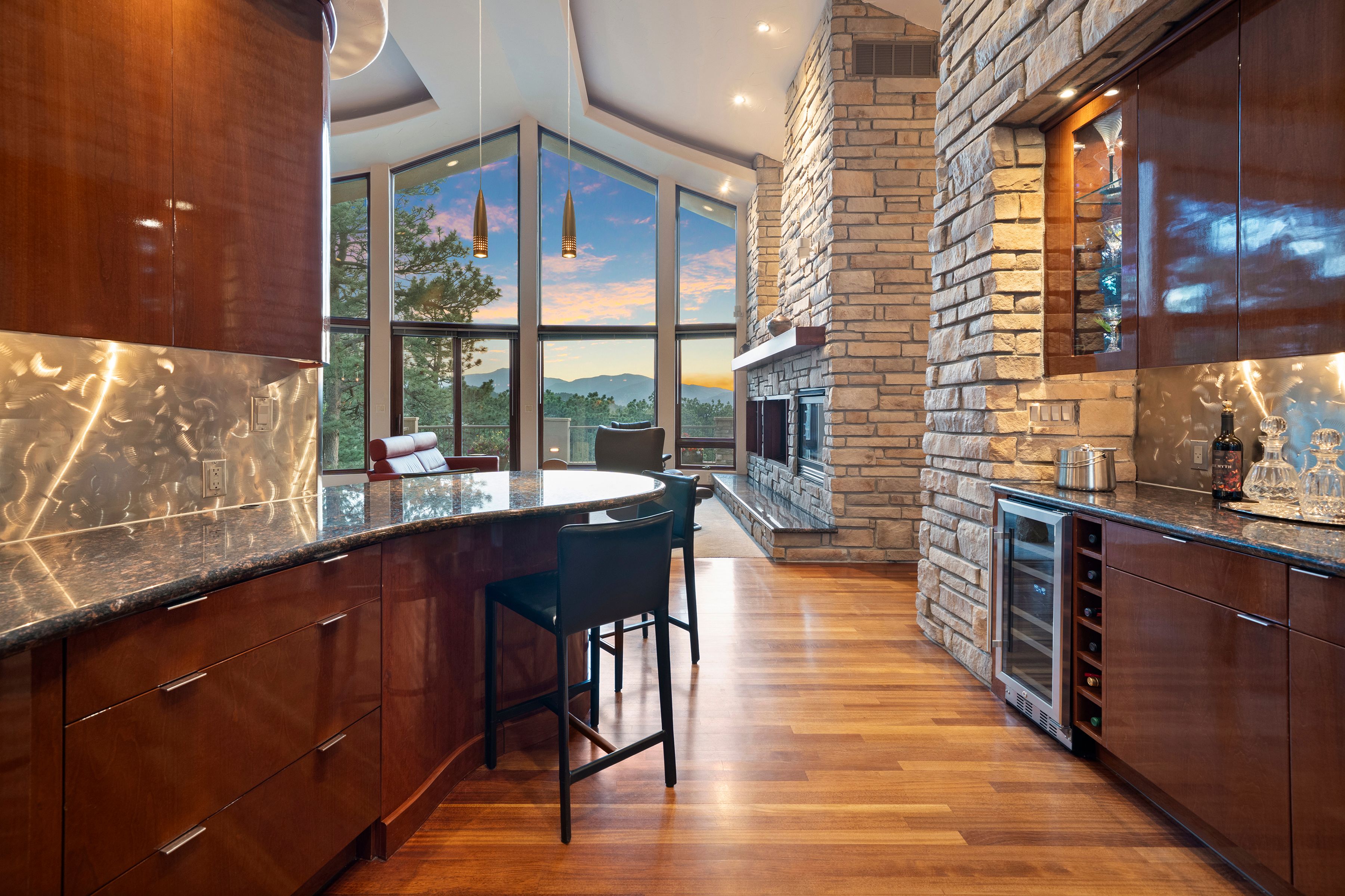  Custom Built on Over Five Acres - 物件實景