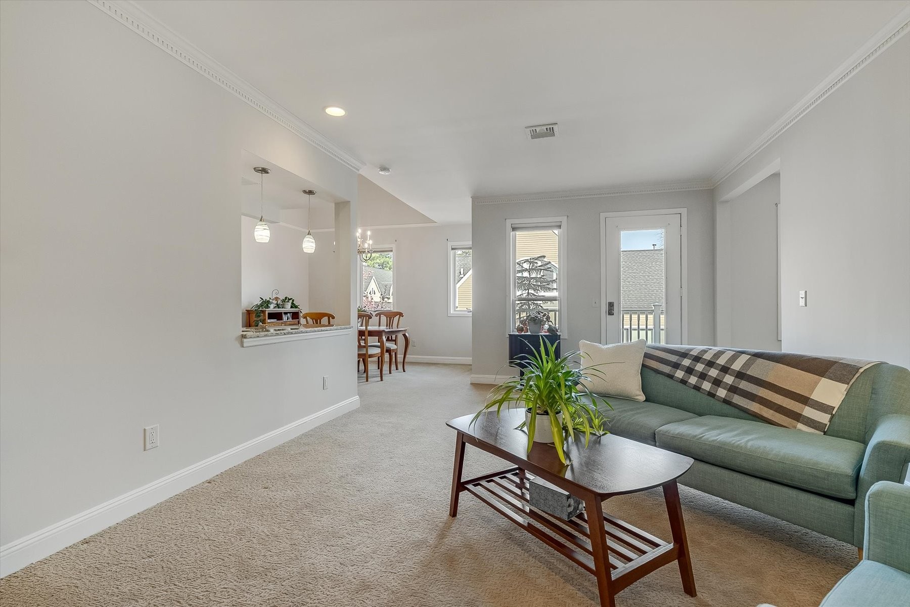  Updated Townhome Conveniently Located - 物件實景