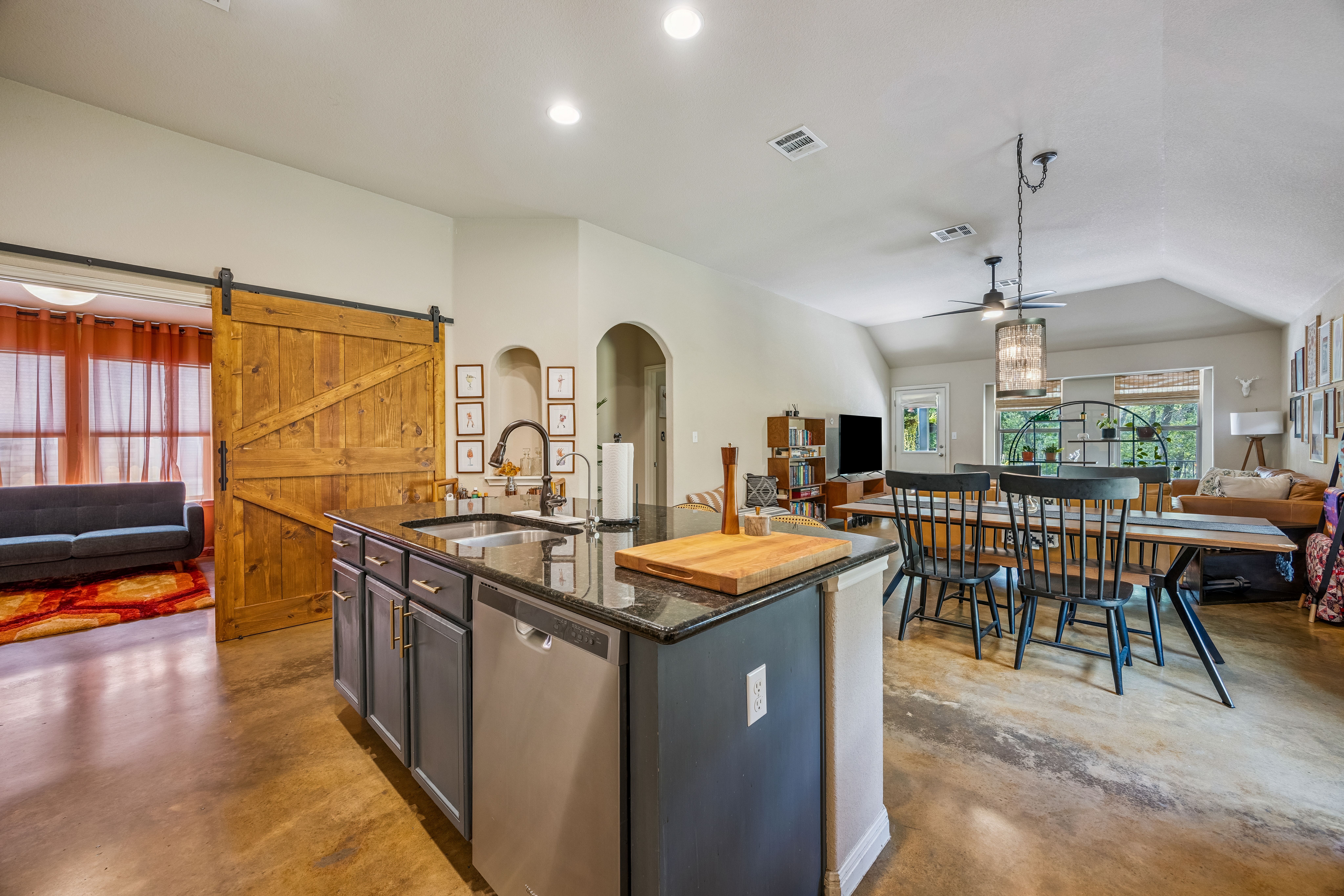  Single-Story Retreat Backing to Greenbelt in Knollwood on the Colorado River - 物件實景