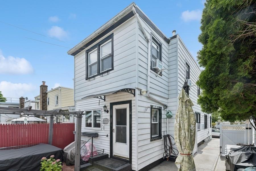 Bayside, New York, 11361, United States, 3 Bedrooms Bedrooms, ,2 BathroomsBathrooms,Residential,For Sale,1858297