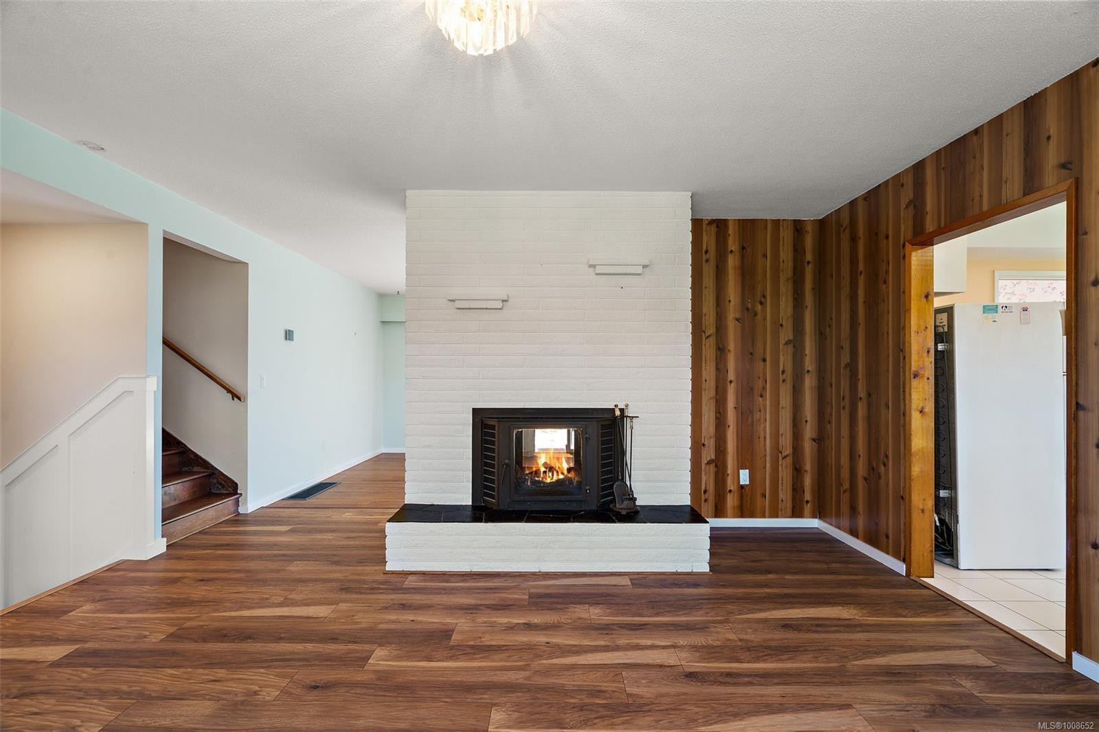 SAANICH, British Columbia, V8N 2E2, CA, 4 Bedrooms Bedrooms, ,Residential,For Sale,1949175