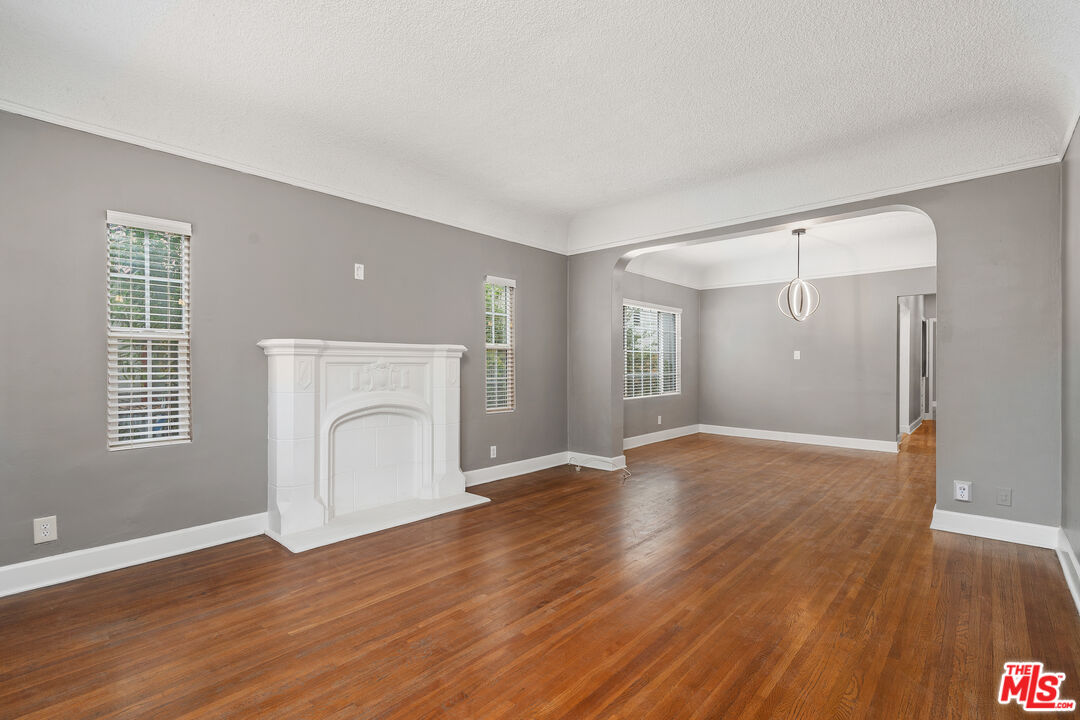 Los Angeles, California, 90019, United States, 6 Bedrooms Bedrooms, ,Residential,For Sale,1908523
