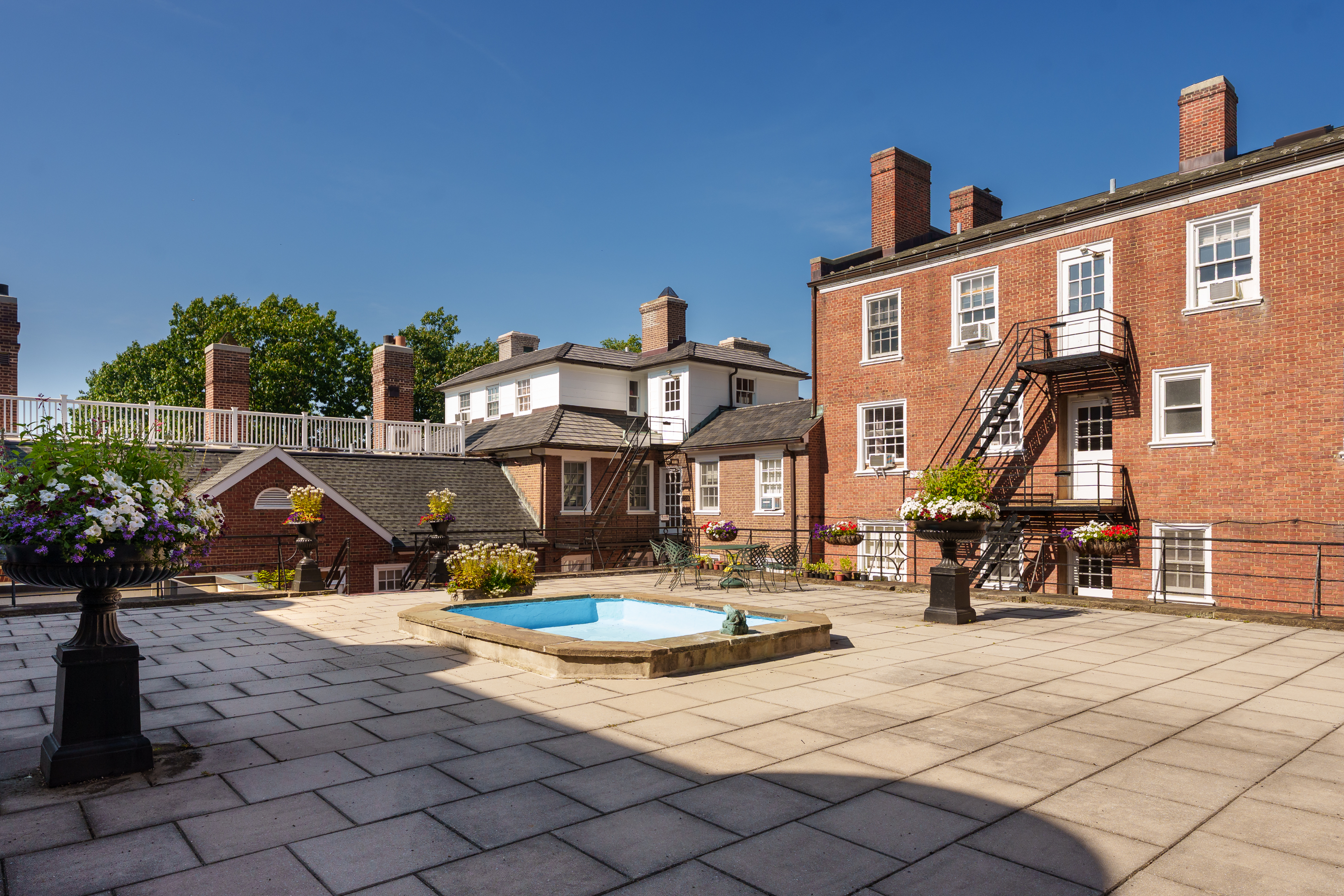  Surprisingly Spacious and Smartly Updated on Palmer Square - 物件實景