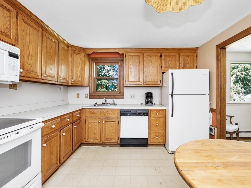 Waltham, Massachusetts, 02452, United States, 4 Bedrooms Bedrooms, ,2 BathroomsBathrooms,Residential,For Sale,1939340
