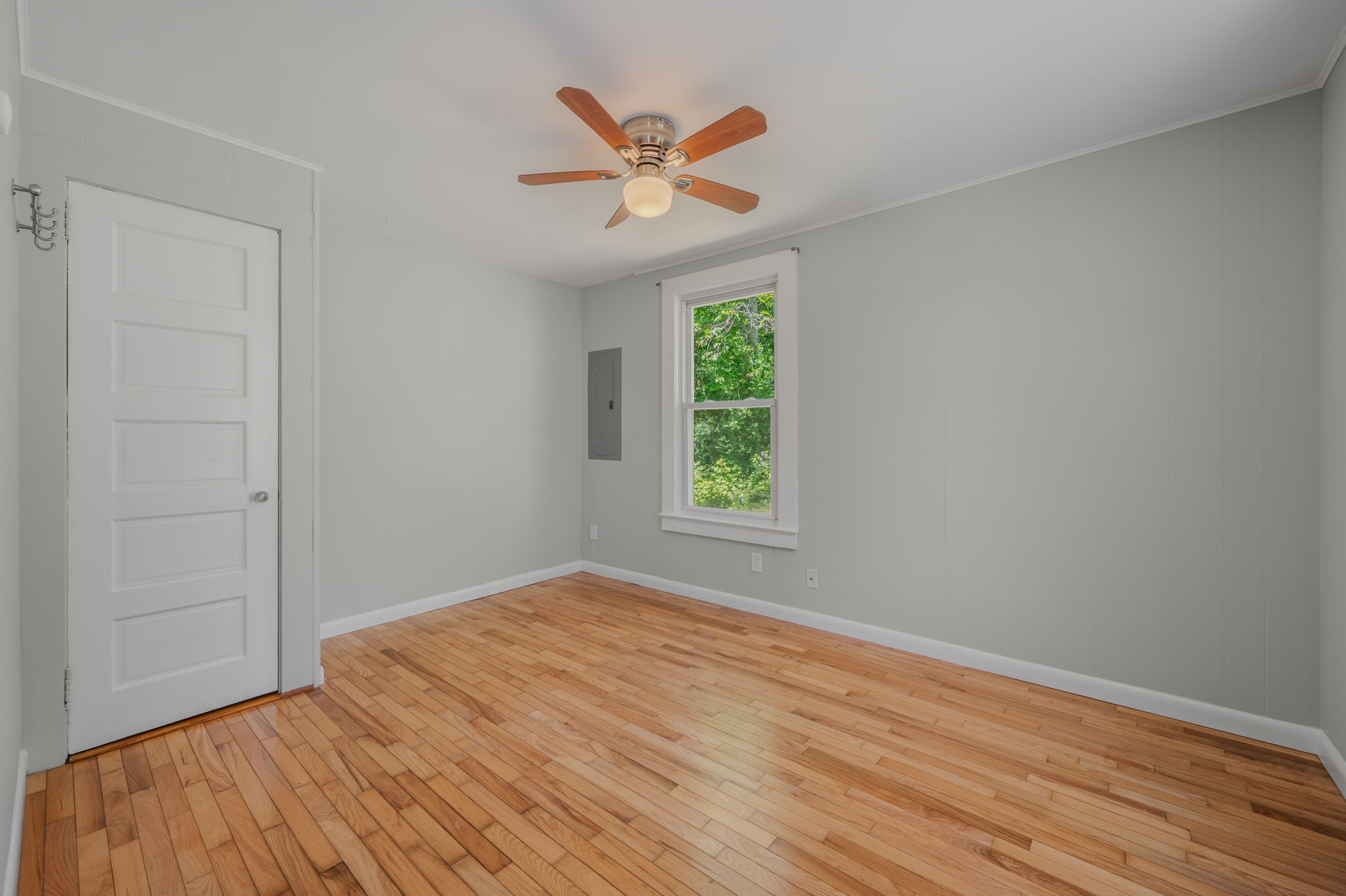  Find privacy and charm in this beautifully updated Waterford home. - 物件實景