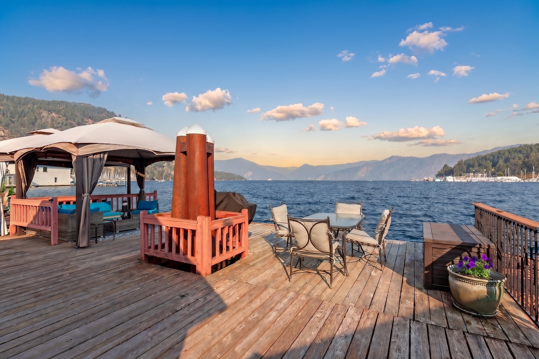  Updated Float Home in Bayview - 物件實景