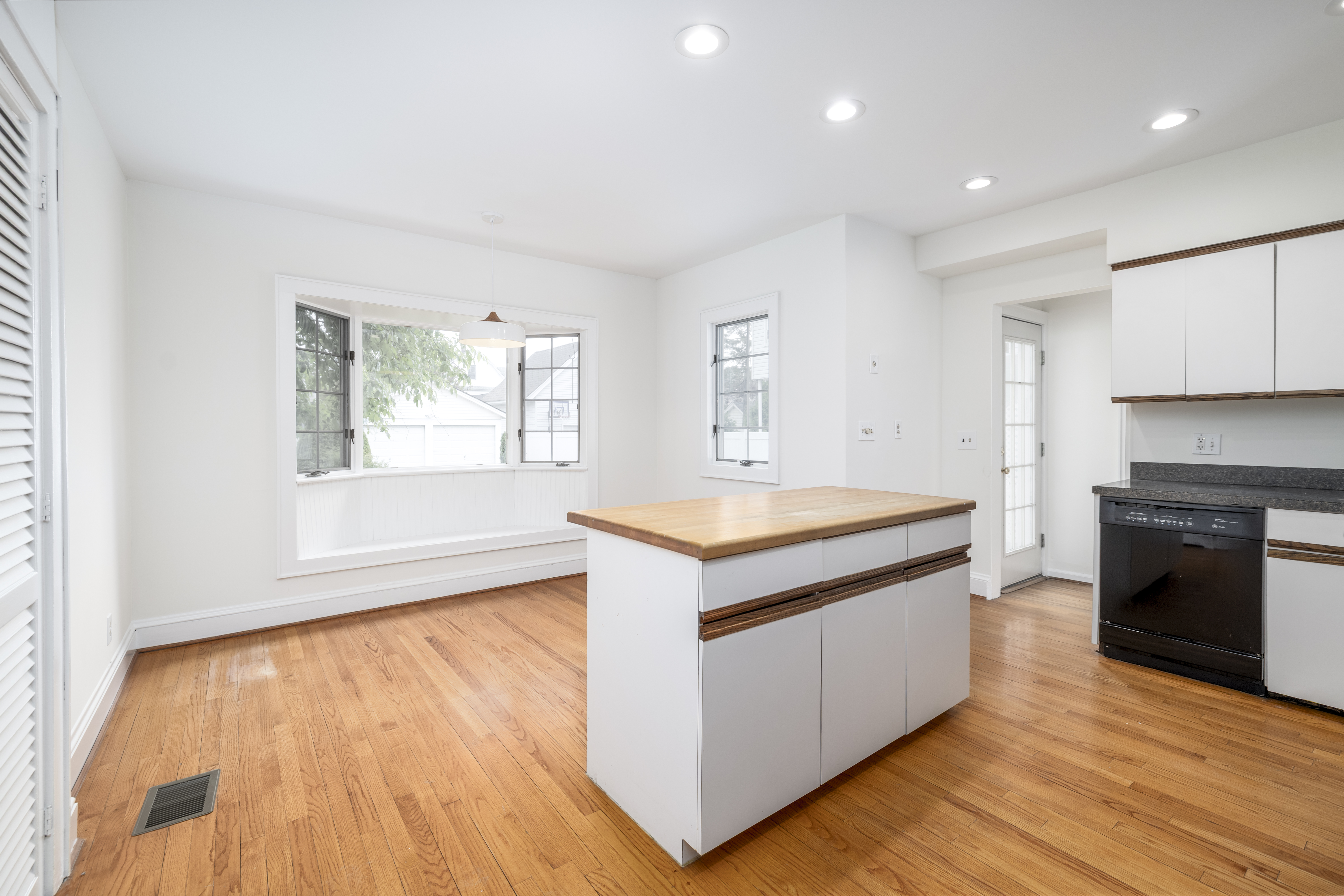  215 Lakeview Avenue, Rockville Centre, NY, 11570 - 物件實景