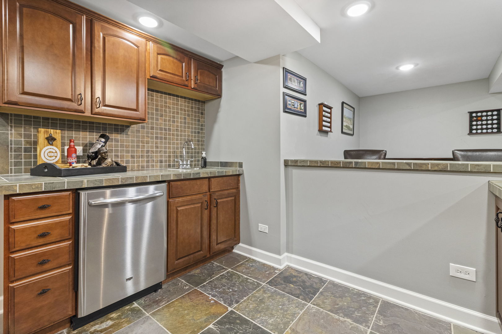 Shorewood, Illinois, 60404, United States, 4 Bedrooms Bedrooms, ,6 BathroomsBathrooms,Residential,For Sale,1933443