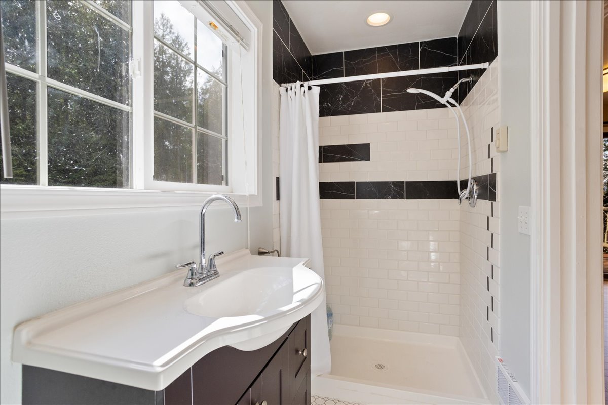 Hope, Idaho, 83836, United States, 3 Bedrooms Bedrooms, ,2 BathroomsBathrooms,Residential,For Sale,1764168