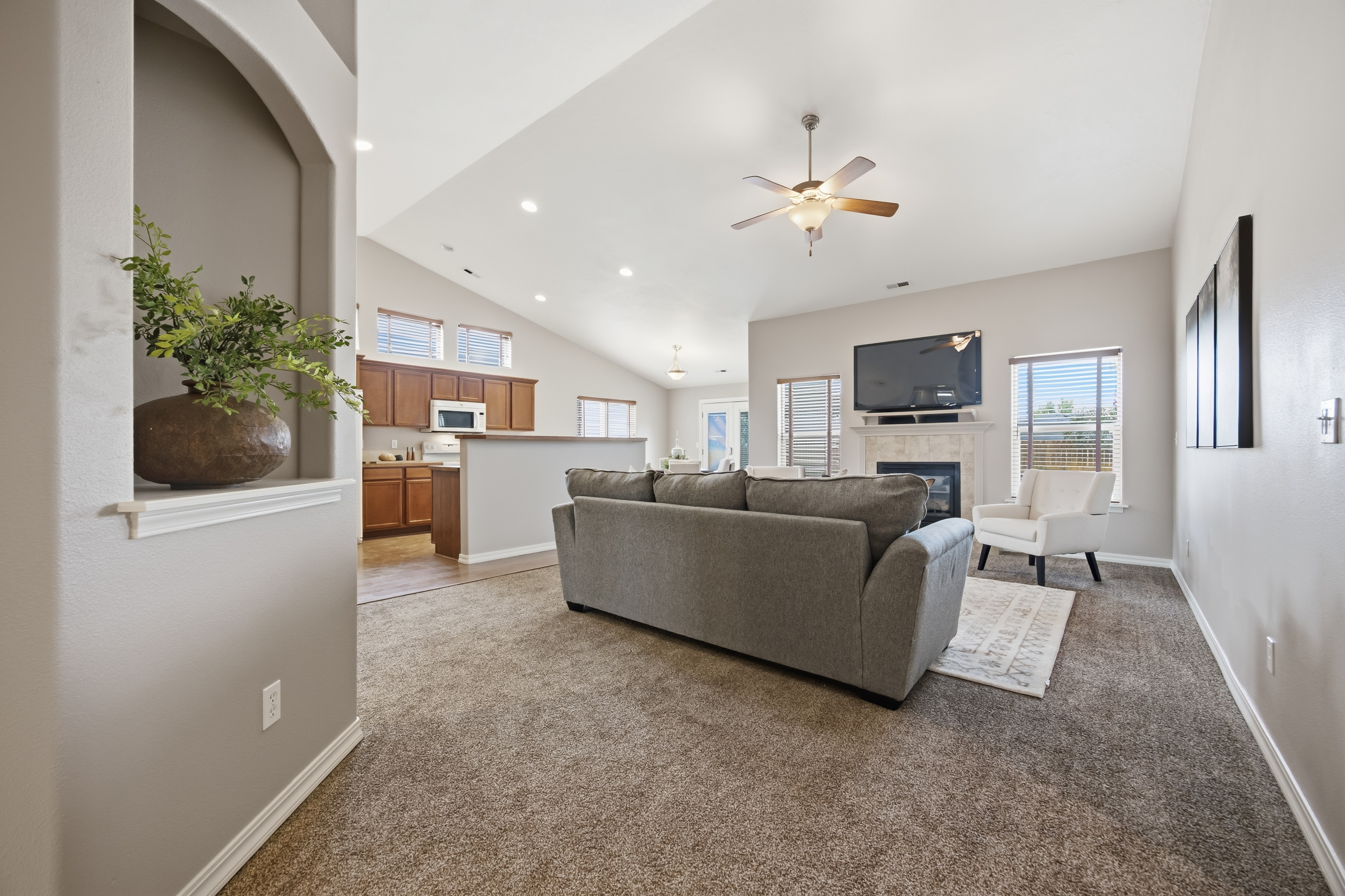  MOVE IN READY DELIGHTFUL RAMBLER ON A CUL DE SAC - 物件實景