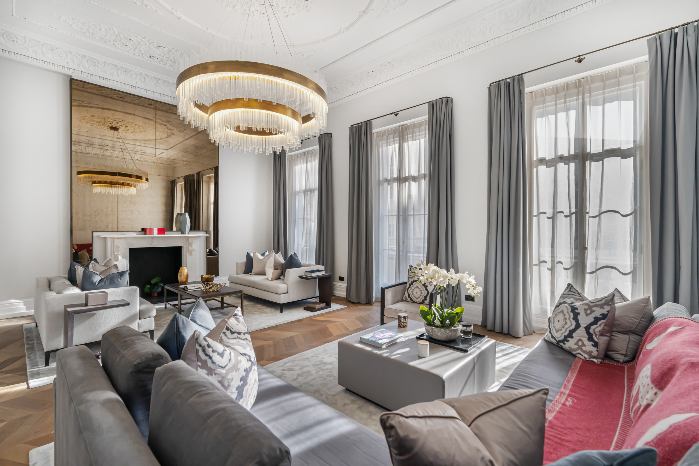 Luxurious lateral living in this exceptional, triple fronted turnkey apartment 