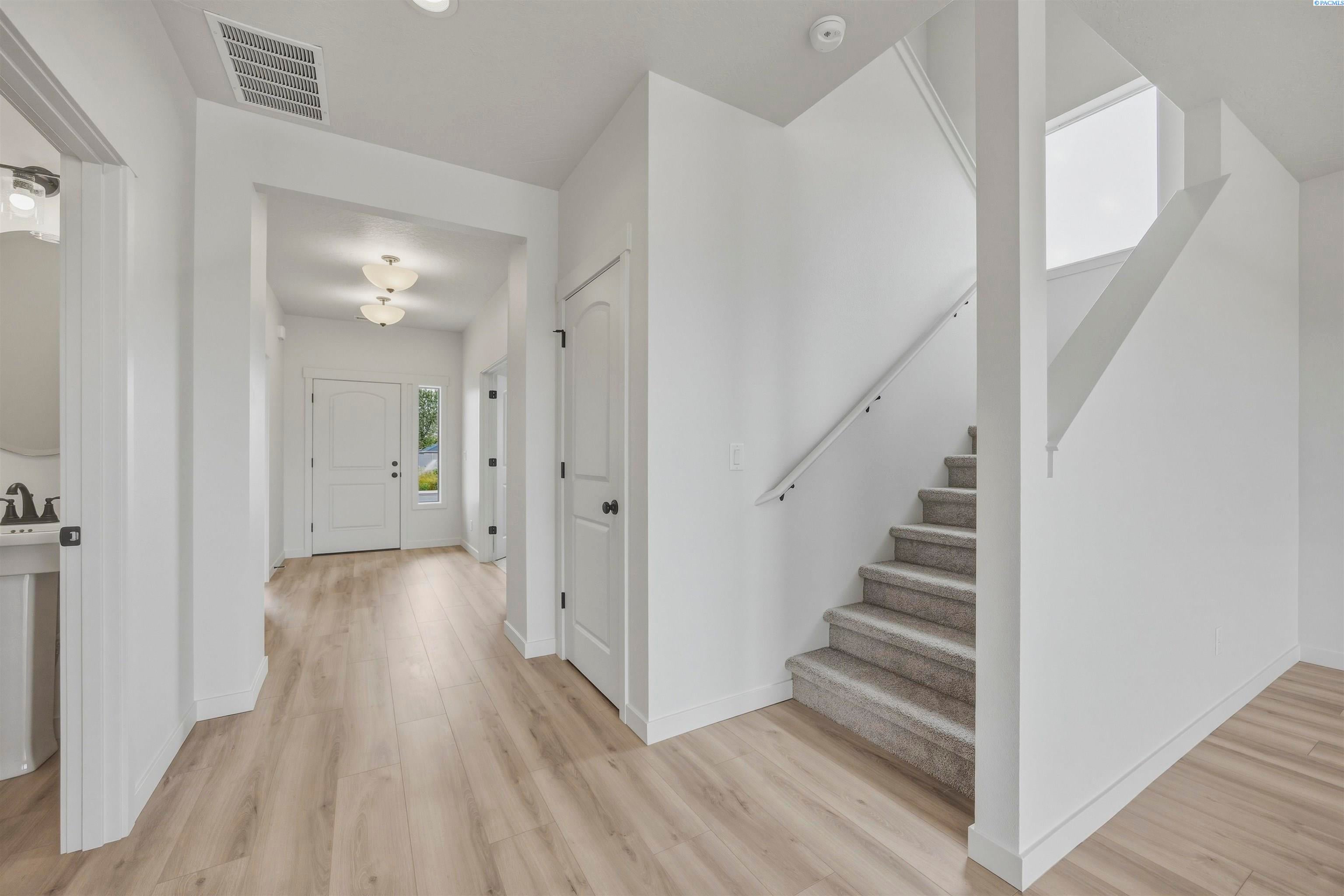 Prosser, Washington, 99350, United States, 5 Bedrooms Bedrooms, ,3 BathroomsBathrooms,Residential,For Sale,2028032