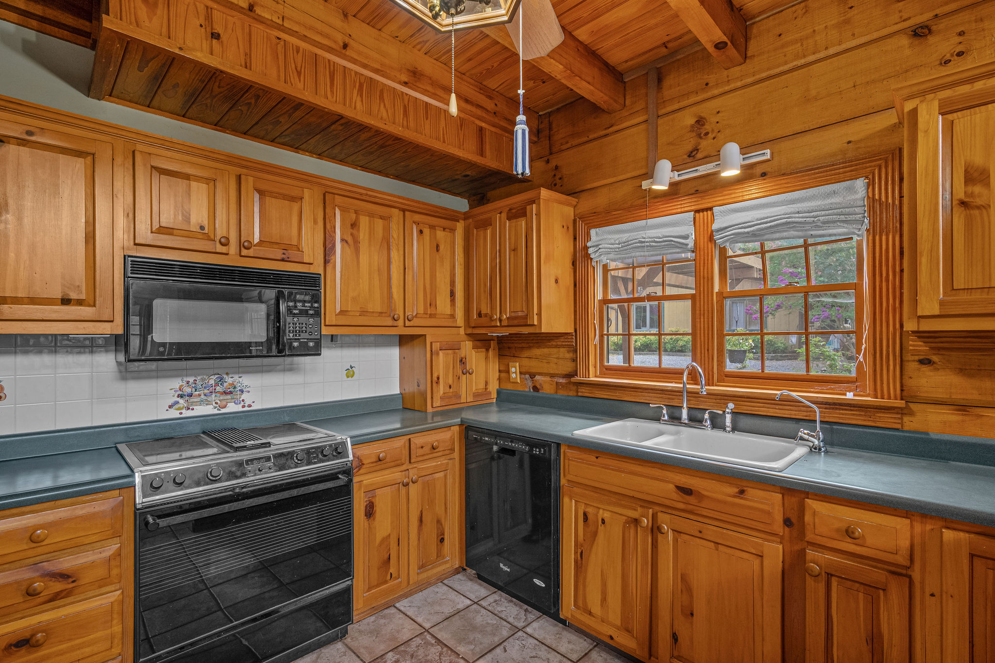 Dandridge, Tennessee, 37725, United States, 2 Bedrooms Bedrooms, ,2 BathroomsBathrooms,Residential,For Sale,1928860
