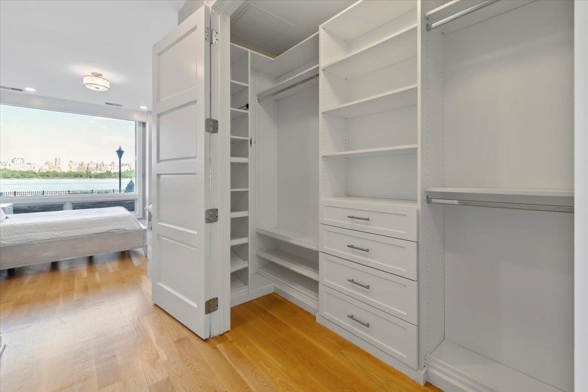 Edgewater, New Jersey, 07020, United States, 2 Bedrooms Bedrooms, ,2 BathroomsBathrooms,Residential,For Sale,1995934