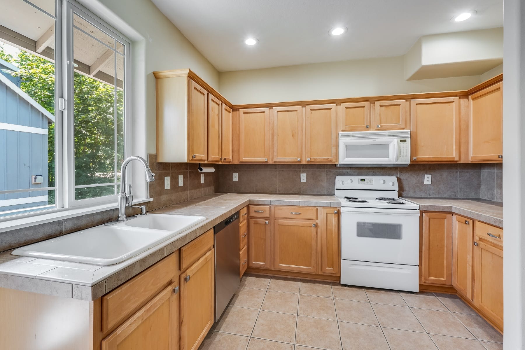  2106 CHARLIE CT Forest Grove, OR 97116 - 物件實景