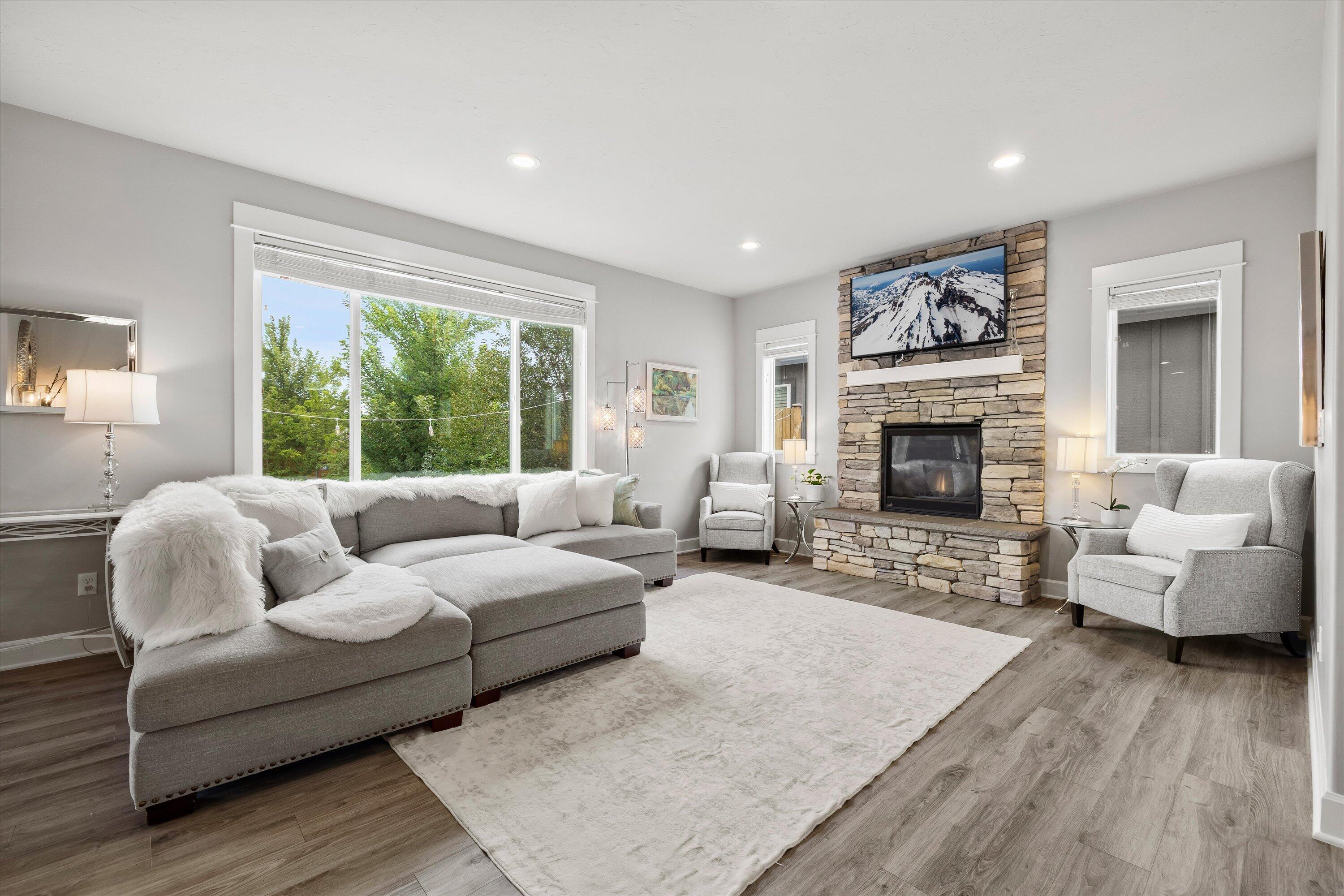 Redmond, Oregon, 97756, United States, 4 Bedrooms Bedrooms, ,3 BathroomsBathrooms,Residential,For Sale,1982797