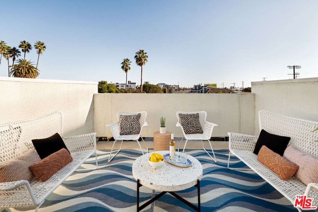 Los Angeles, California, 90034, United States, 2 Bedrooms Bedrooms, ,3 BathroomsBathrooms,Residential,For Sale,1991058