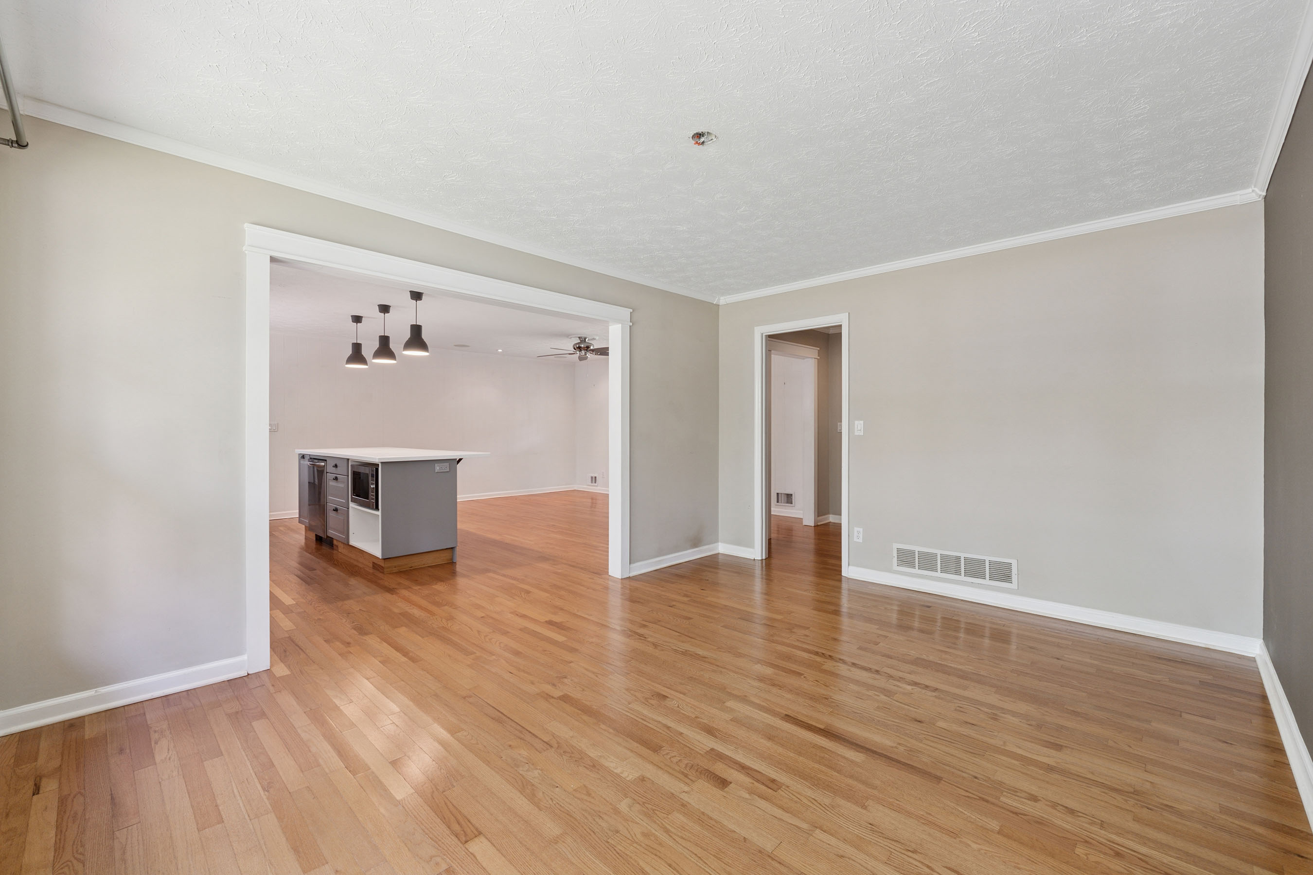  One of the Last Remaining Opportunities on Sought-After Meadow Drive in Downtown - 物件實景