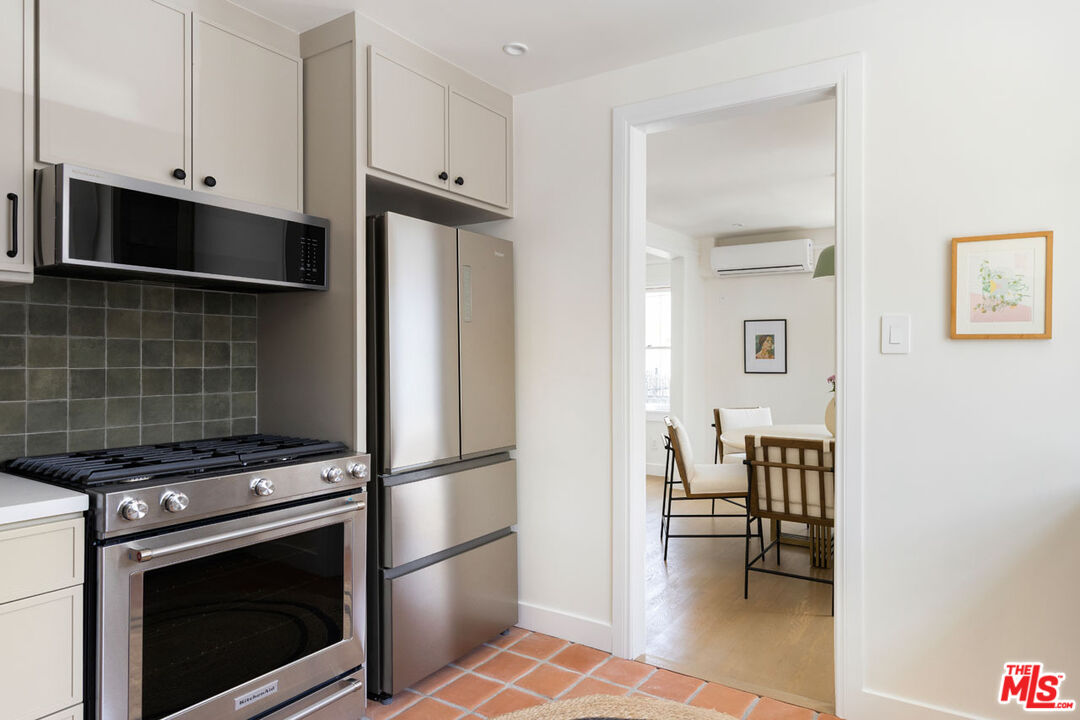Los Angeles, California, 90036, United States, 2 Bedrooms Bedrooms, ,2 BathroomsBathrooms,Residential,For Sale,1897120